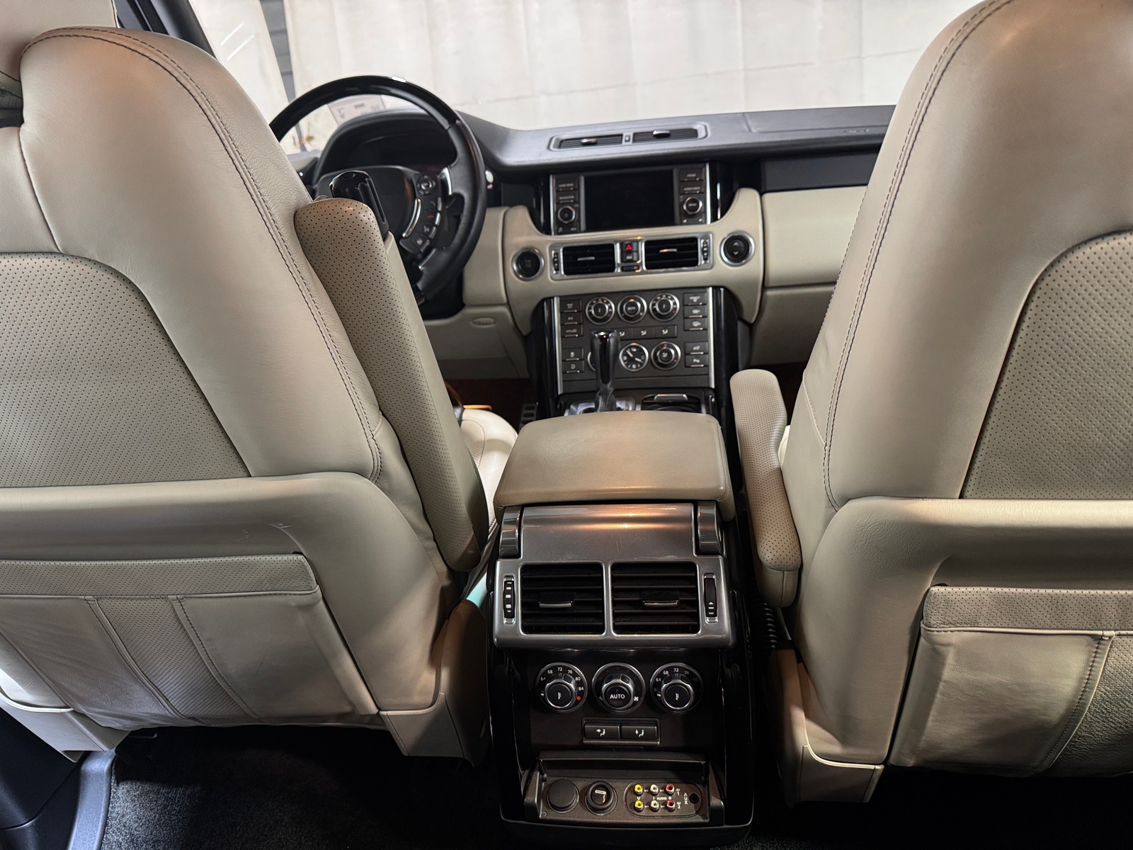 Thumbnail: 2011 Land Rover Range Rover - 2