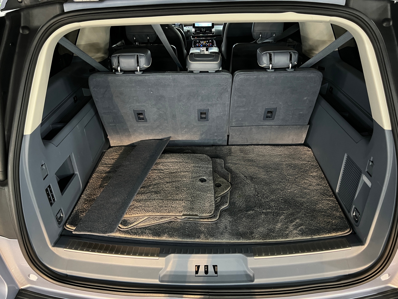 Thumbnail: 2021 Lincoln Navigator L - 6