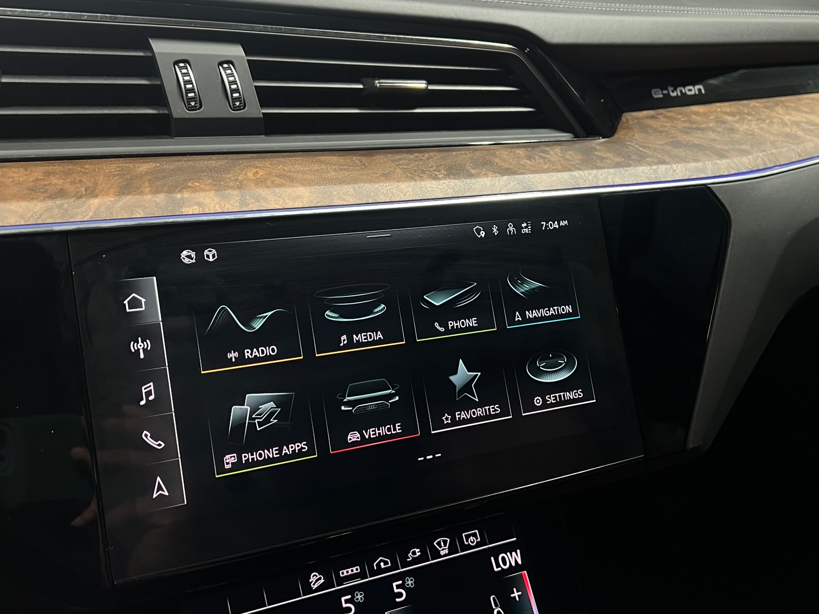 Thumbnail: 2022 Audi e-tron S - 3