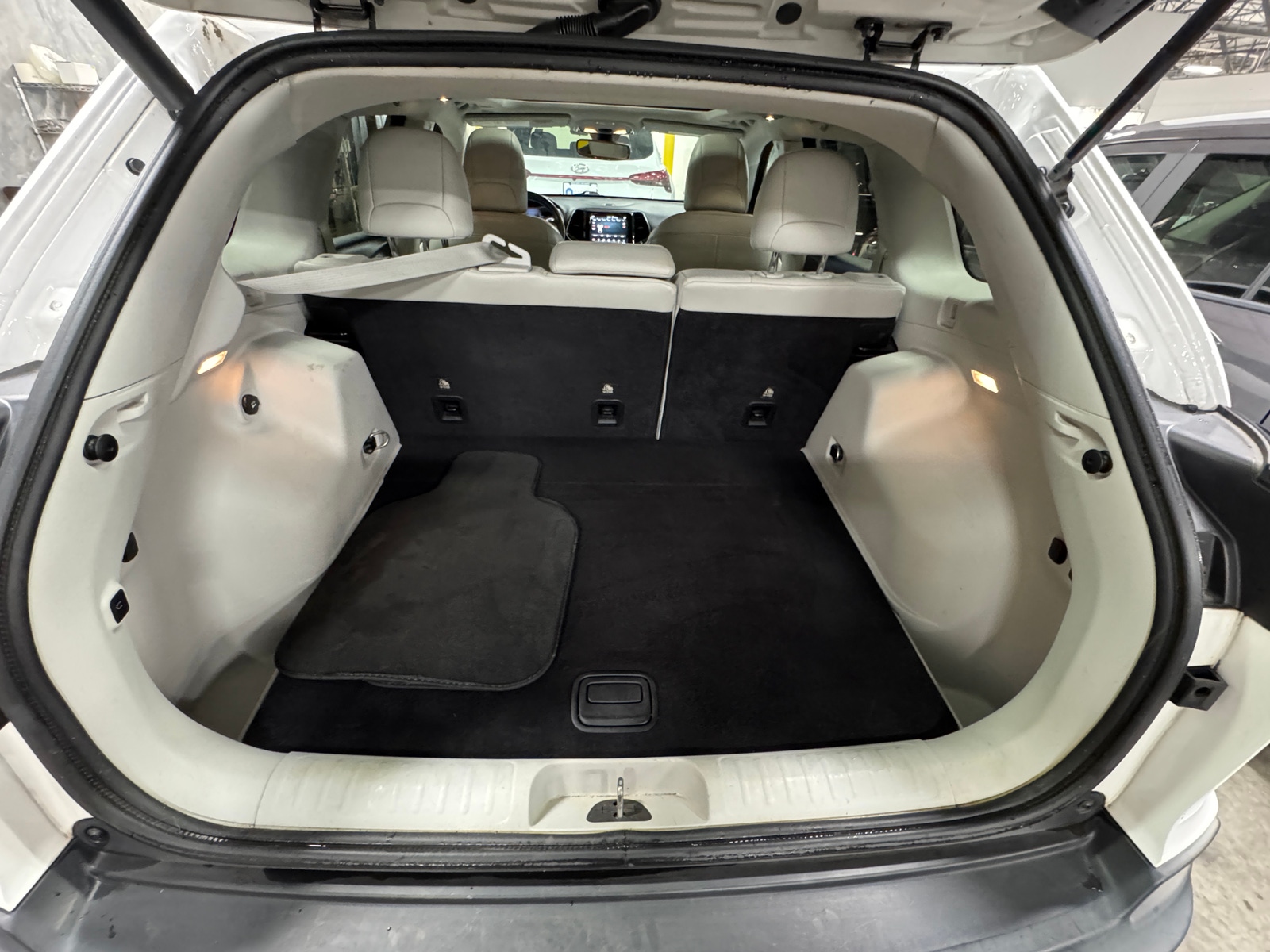 Thumbnail: 2019 Jeep Cherokee - 6