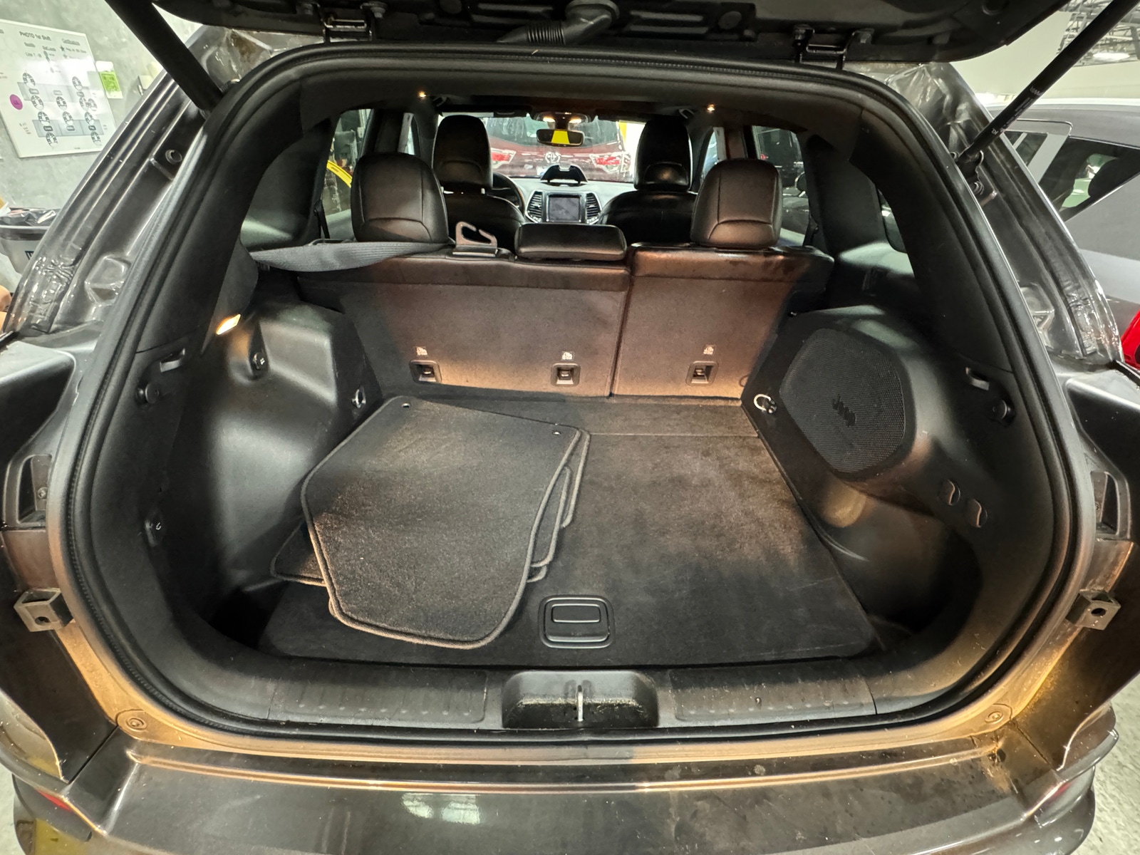 Thumbnail: 2019 Jeep Cherokee - 6