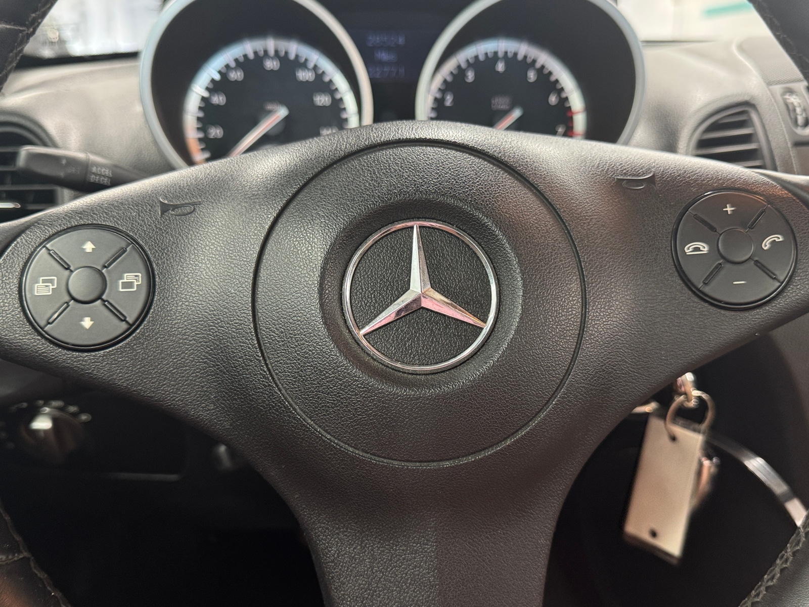 Thumbnail: 2010 Mercedes-Benz SLK - 4