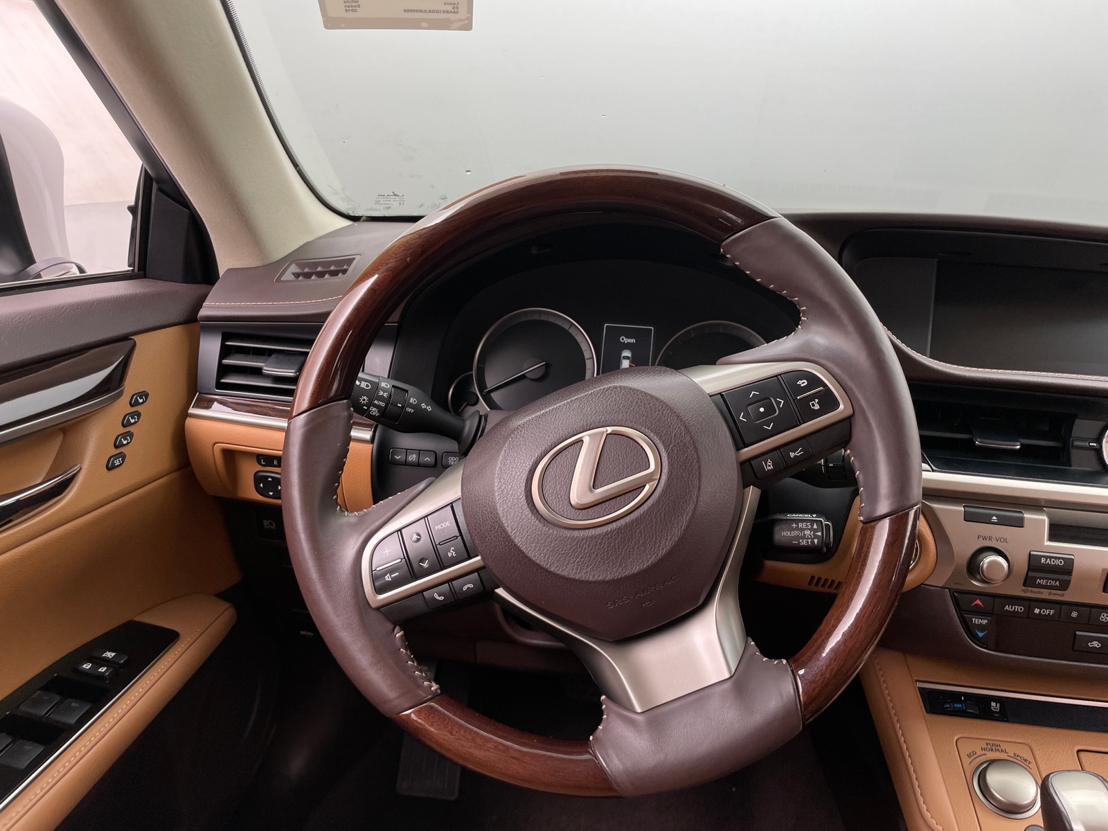 Thumbnail: 2018 Lexus ES - 4