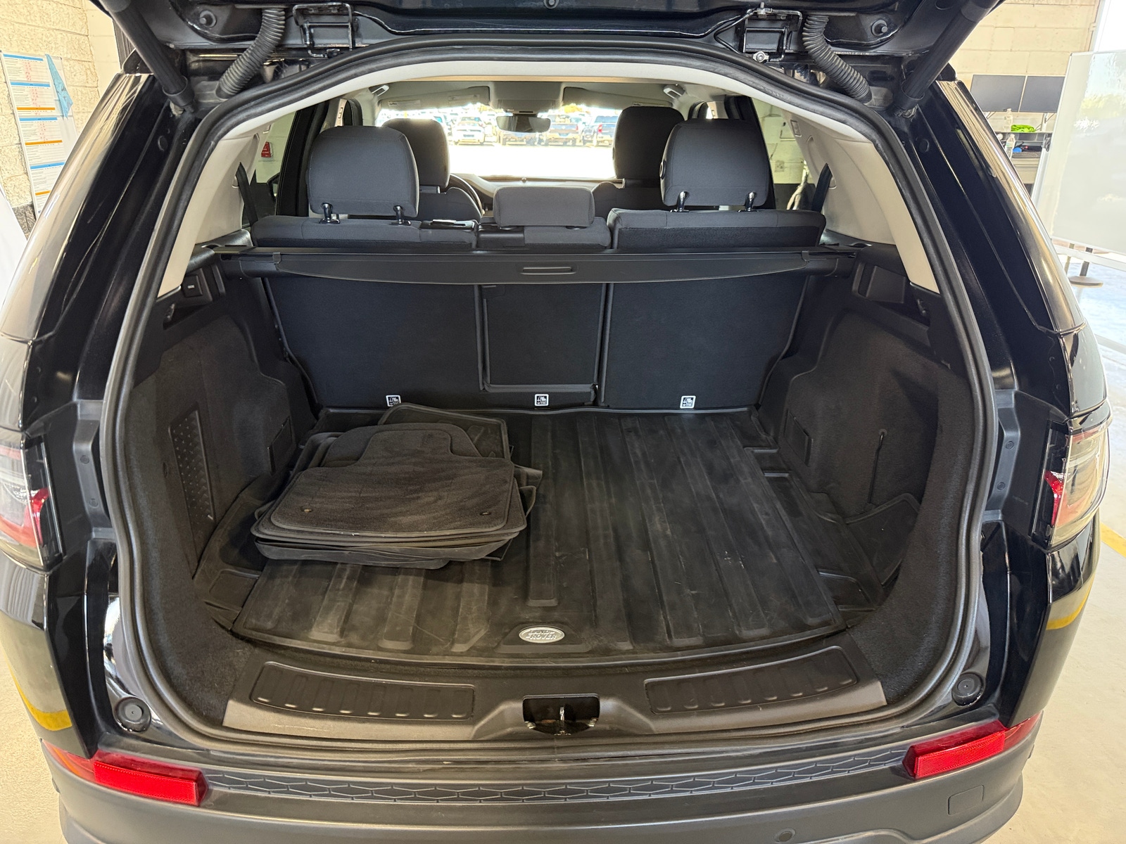 Thumbnail: 2020 Land Rover Discovery Sport - 7