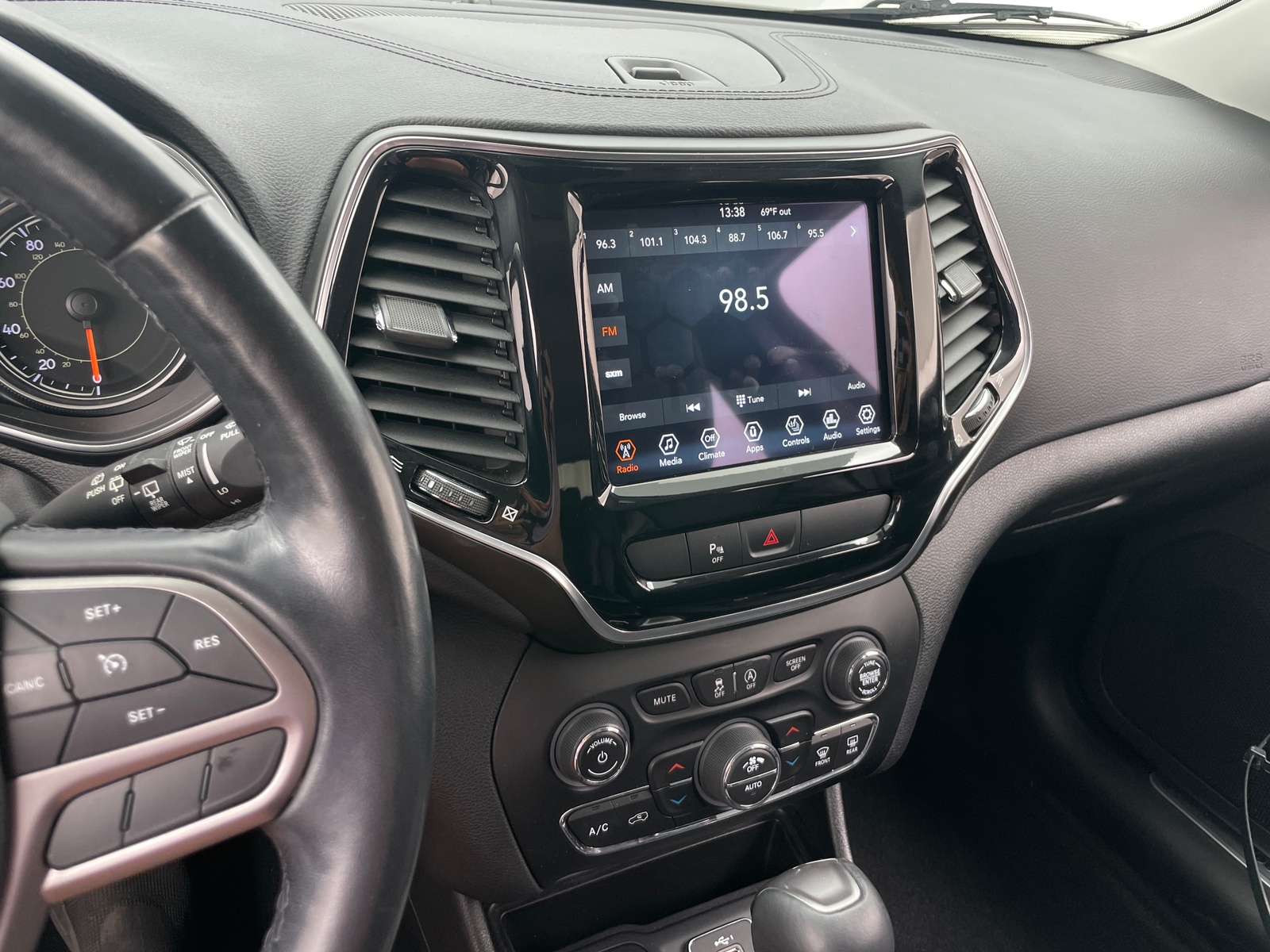 Thumbnail: 2020 Jeep Cherokee - 3