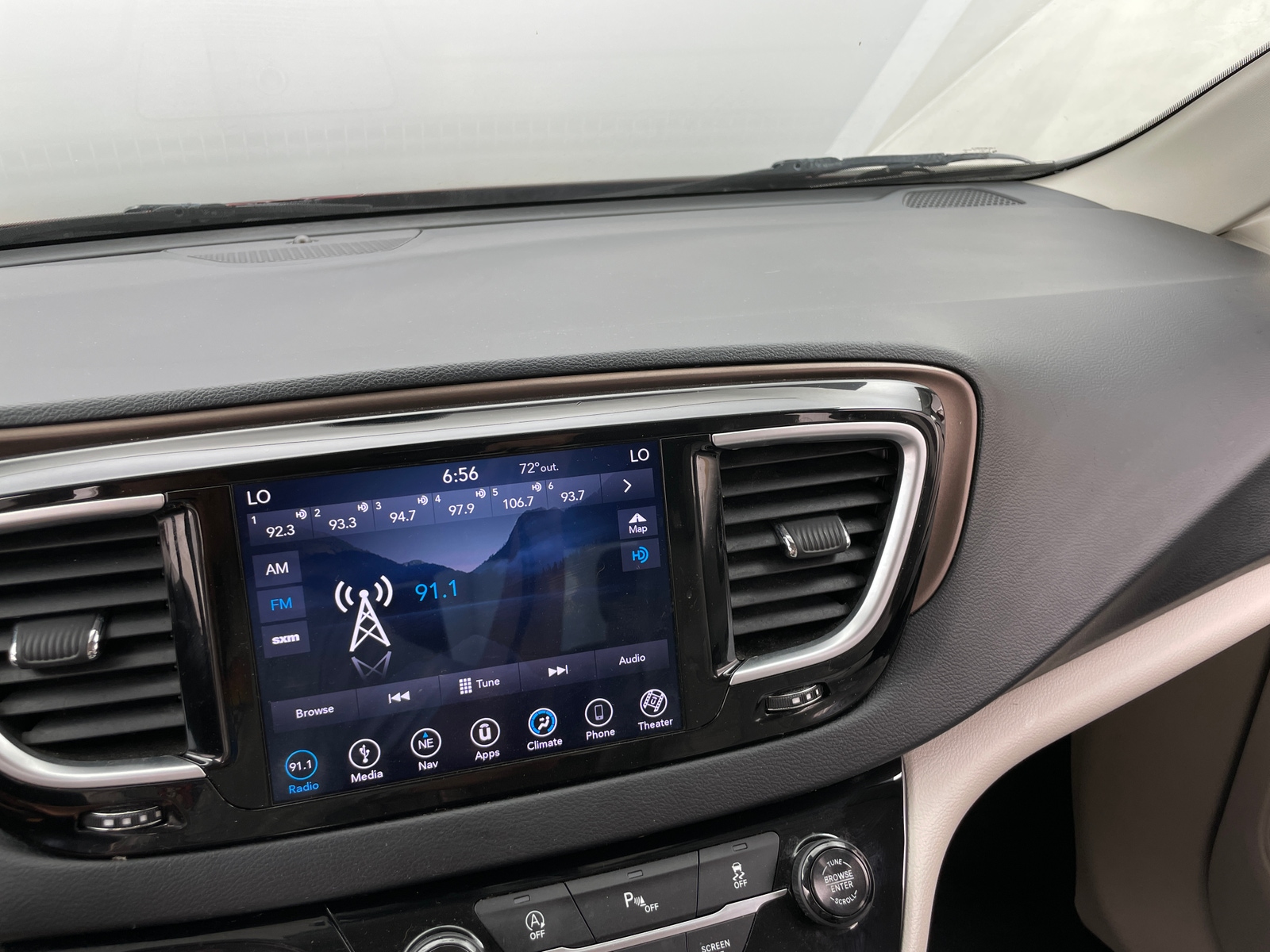 Thumbnail: 2018 Chrysler Pacifica - 3