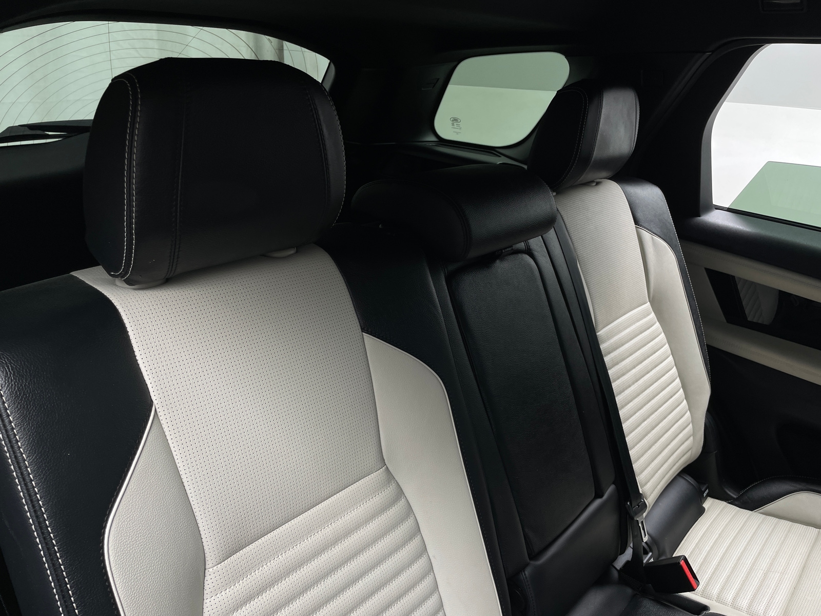 Thumbnail: 2022 Land Rover Discovery Sport - 5