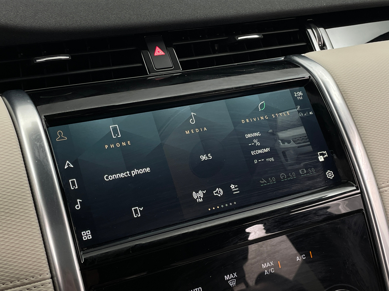 Thumbnail: 2022 Land Rover Discovery Sport - 3