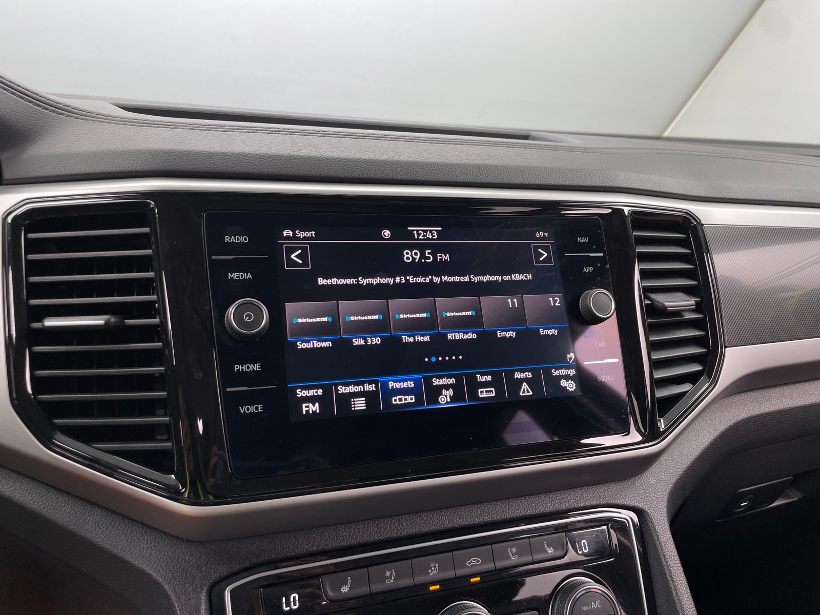 Thumbnail: 2023 Volkswagen Atlas - 3