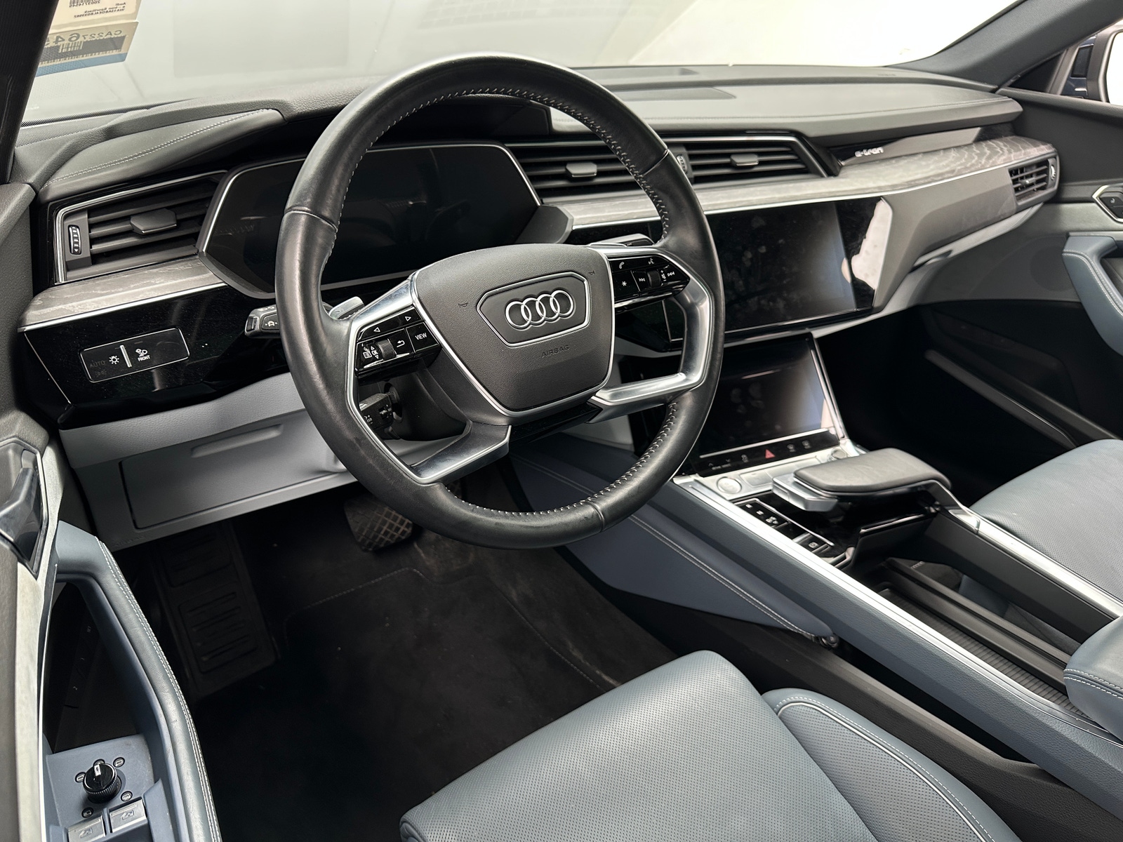 Thumbnail: 2020 Audi e-tron S - 2
