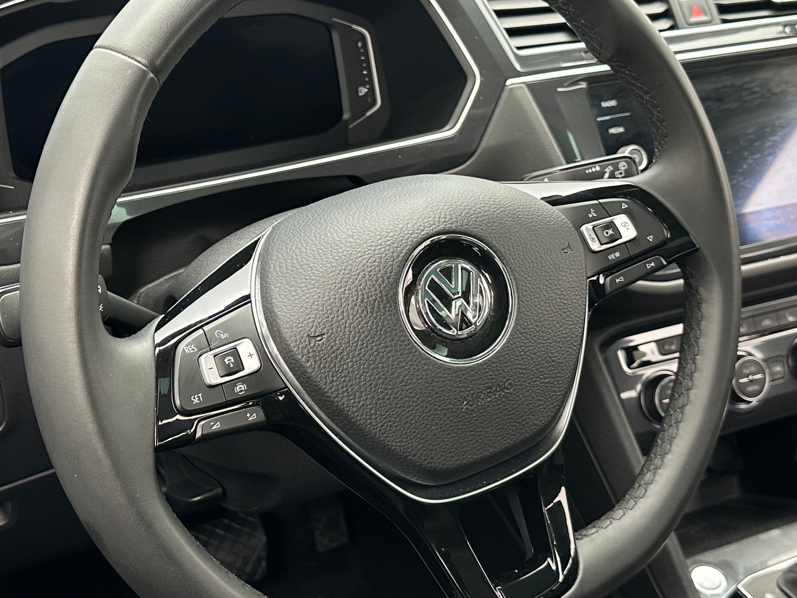 Thumbnail: 2020 Volkswagen Tiguan - 4