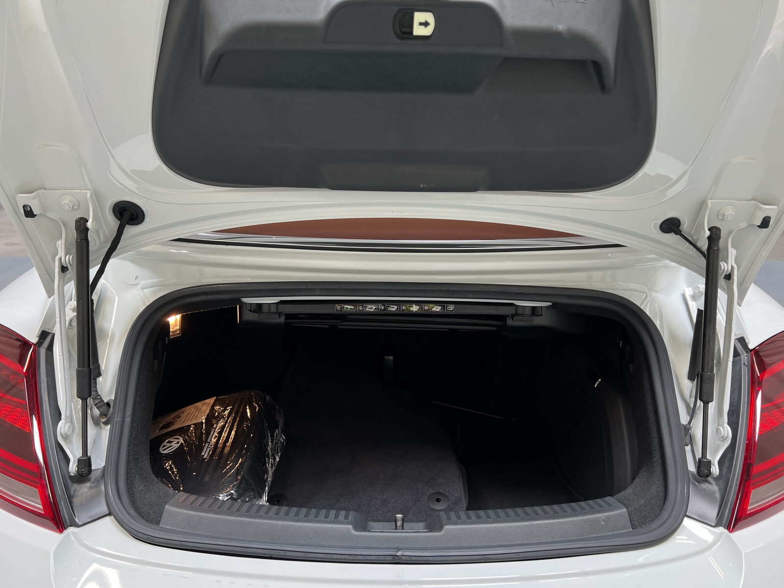 Thumbnail: 2019 Volkswagen Beetle - 6