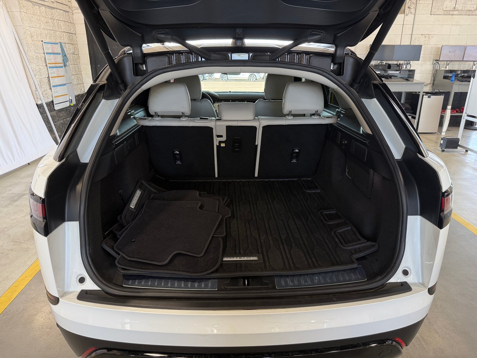 Thumbnail: 2021 Land Rover Range Rover Velar - 7