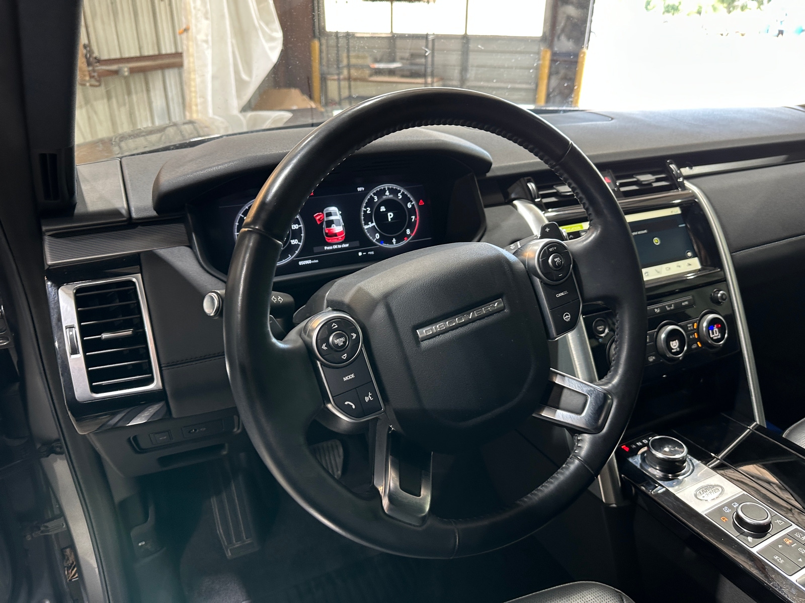 Thumbnail: 2018 Land Rover Discovery - 4