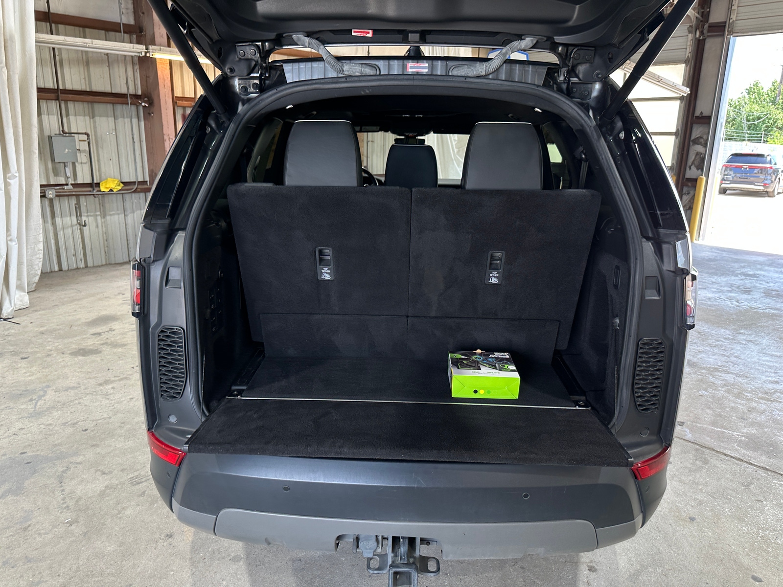 Thumbnail: 2018 Land Rover Discovery - 6