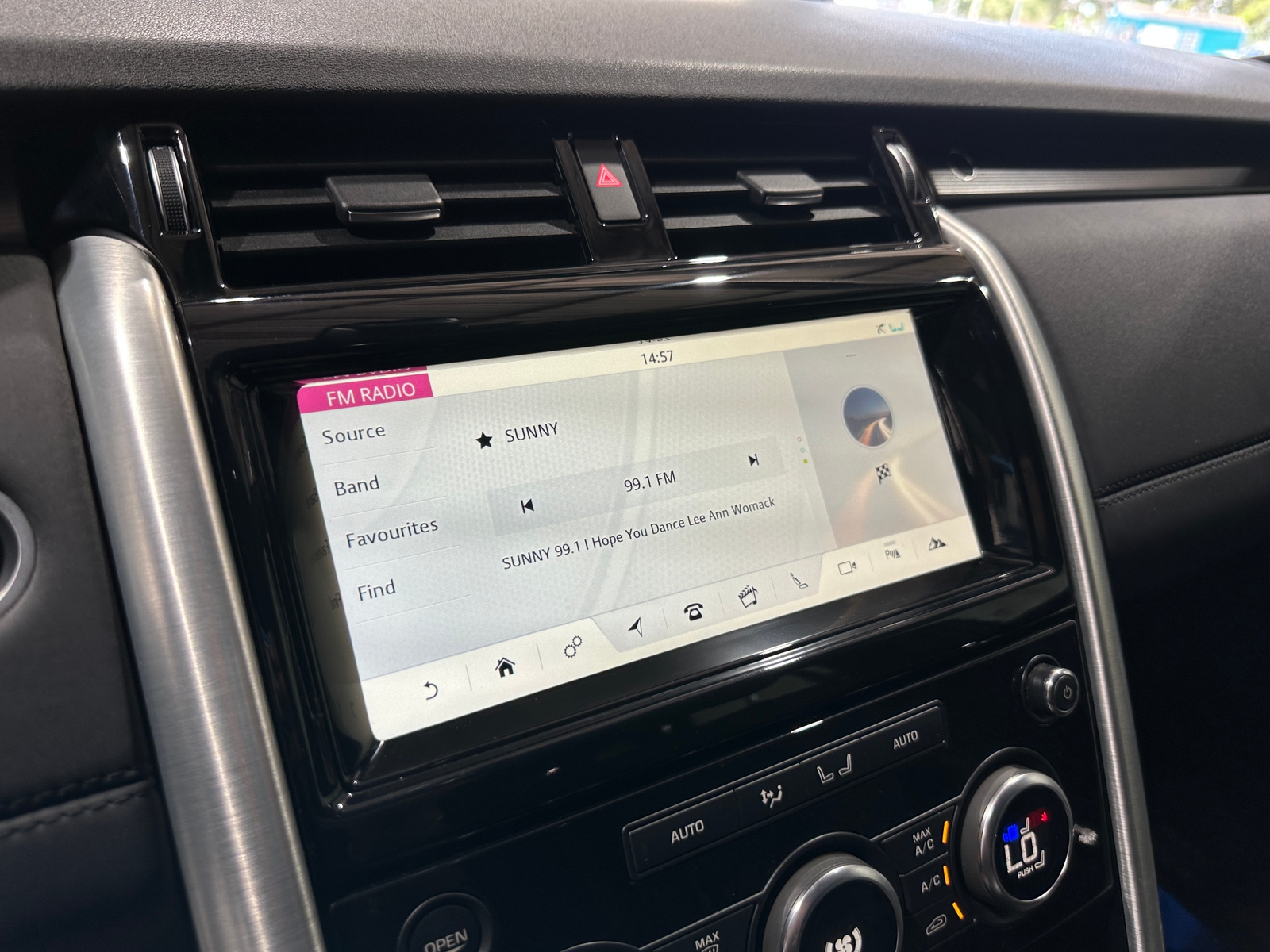 Thumbnail: 2018 Land Rover Discovery - 3