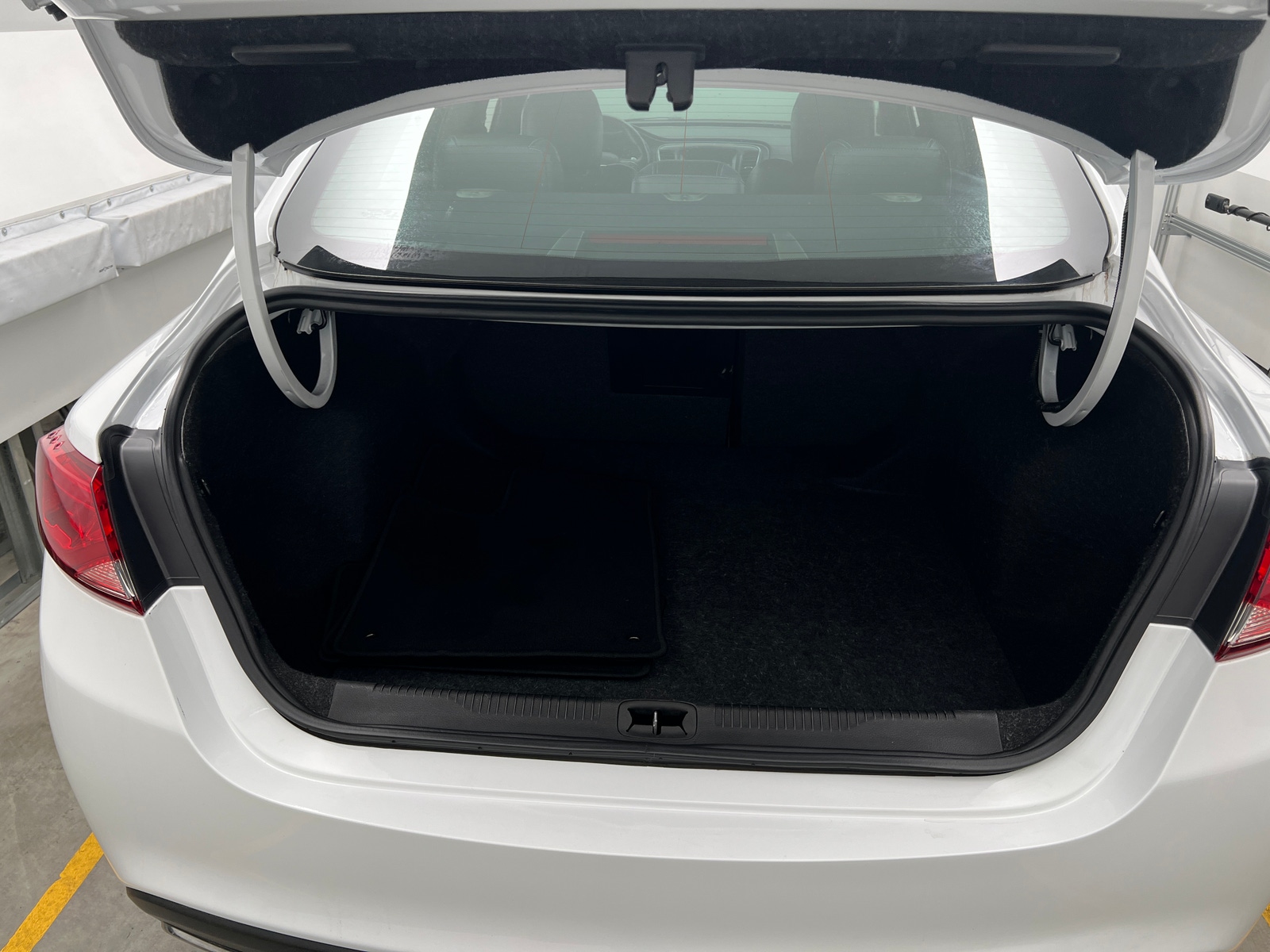 Thumbnail: 2016 Chrysler 200 - 6