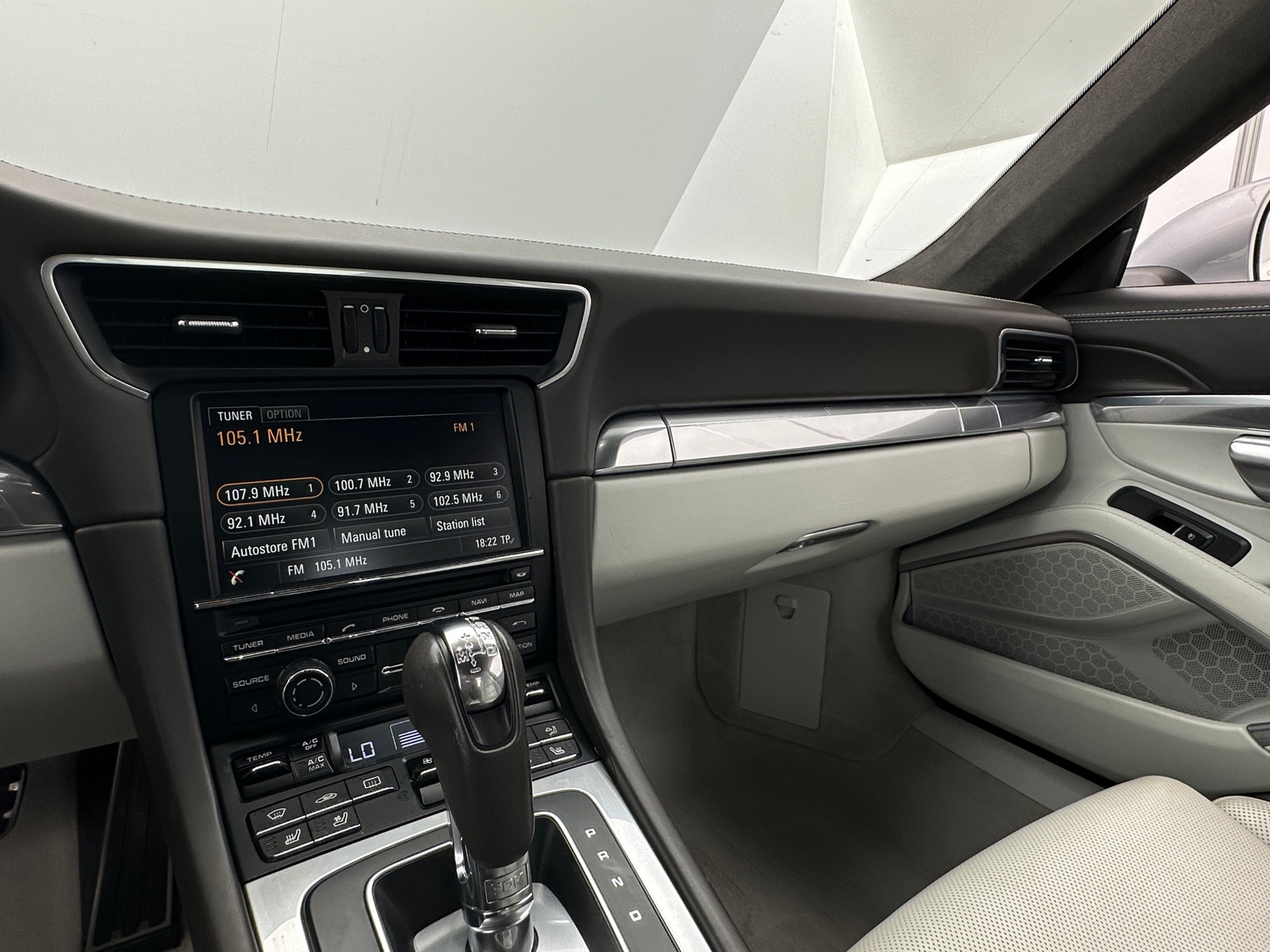 Thumbnail: 2015 Porsche 911 - 2