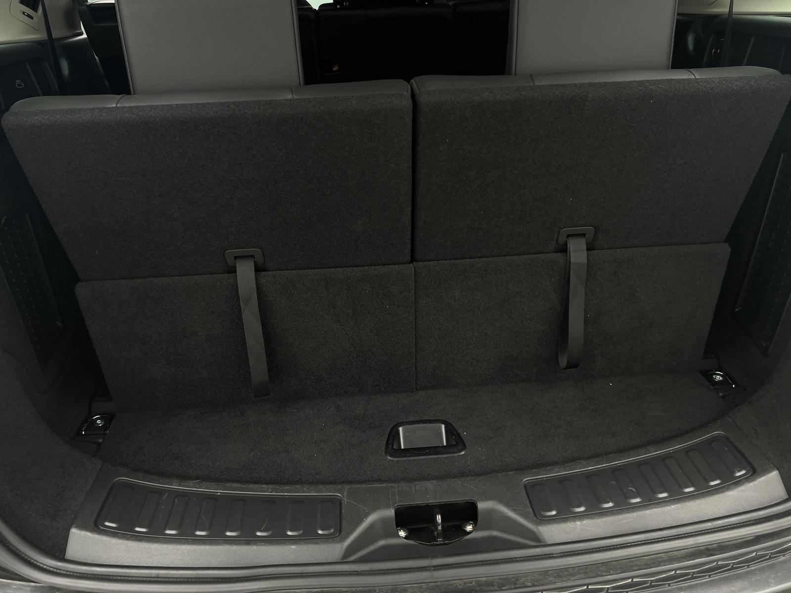 Thumbnail: 2023 Land Rover Discovery Sport - 6