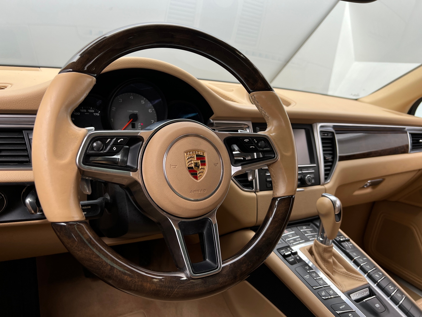 Thumbnail: 2015 Porsche Macan - 4