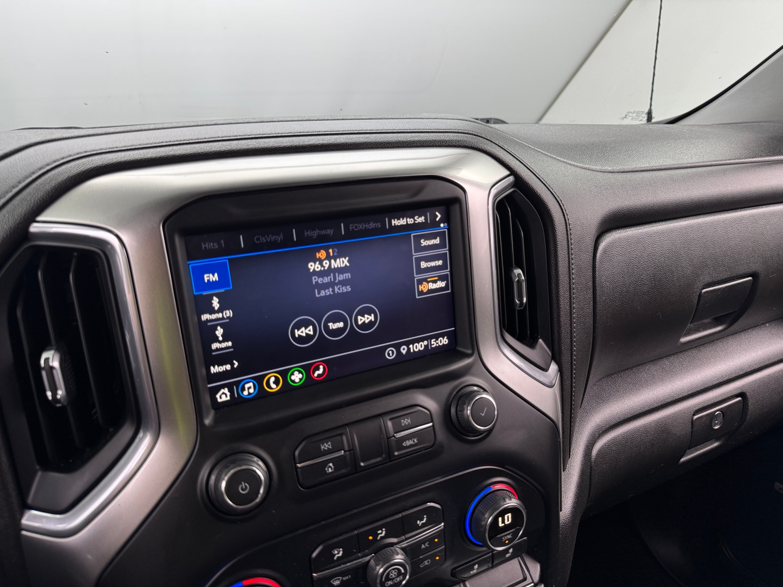 Thumbnail: 2020 Chevrolet Silverado 1500 - 3