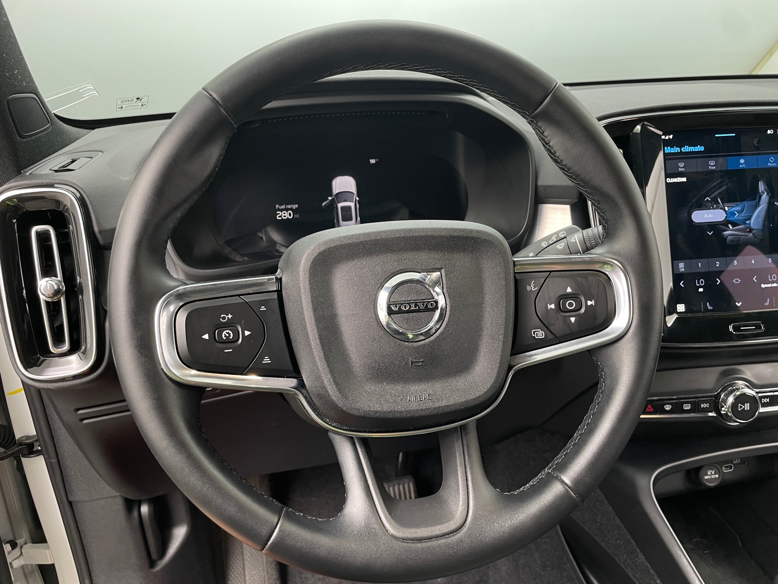 Thumbnail: 2025 Volvo XC40 - 5