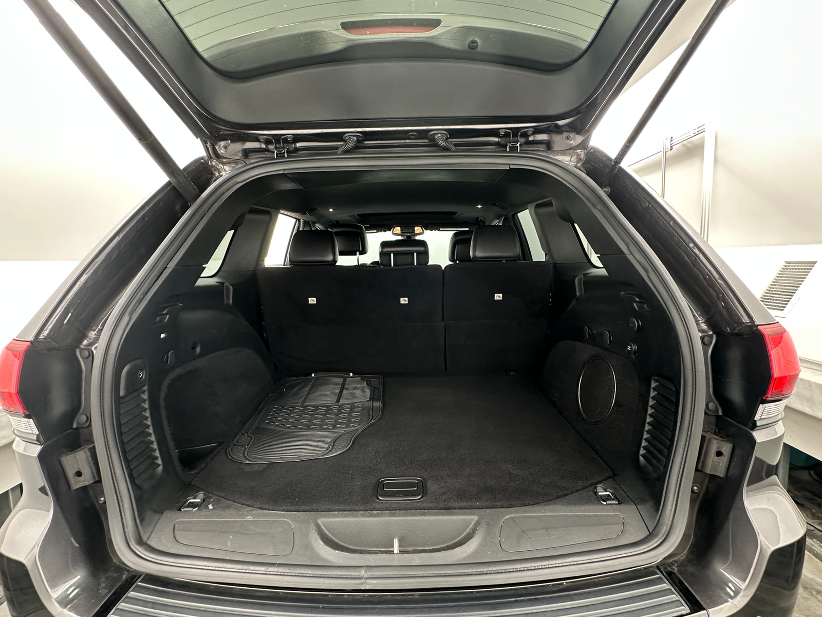Thumbnail: 2017 Jeep Grand Cherokee - 6