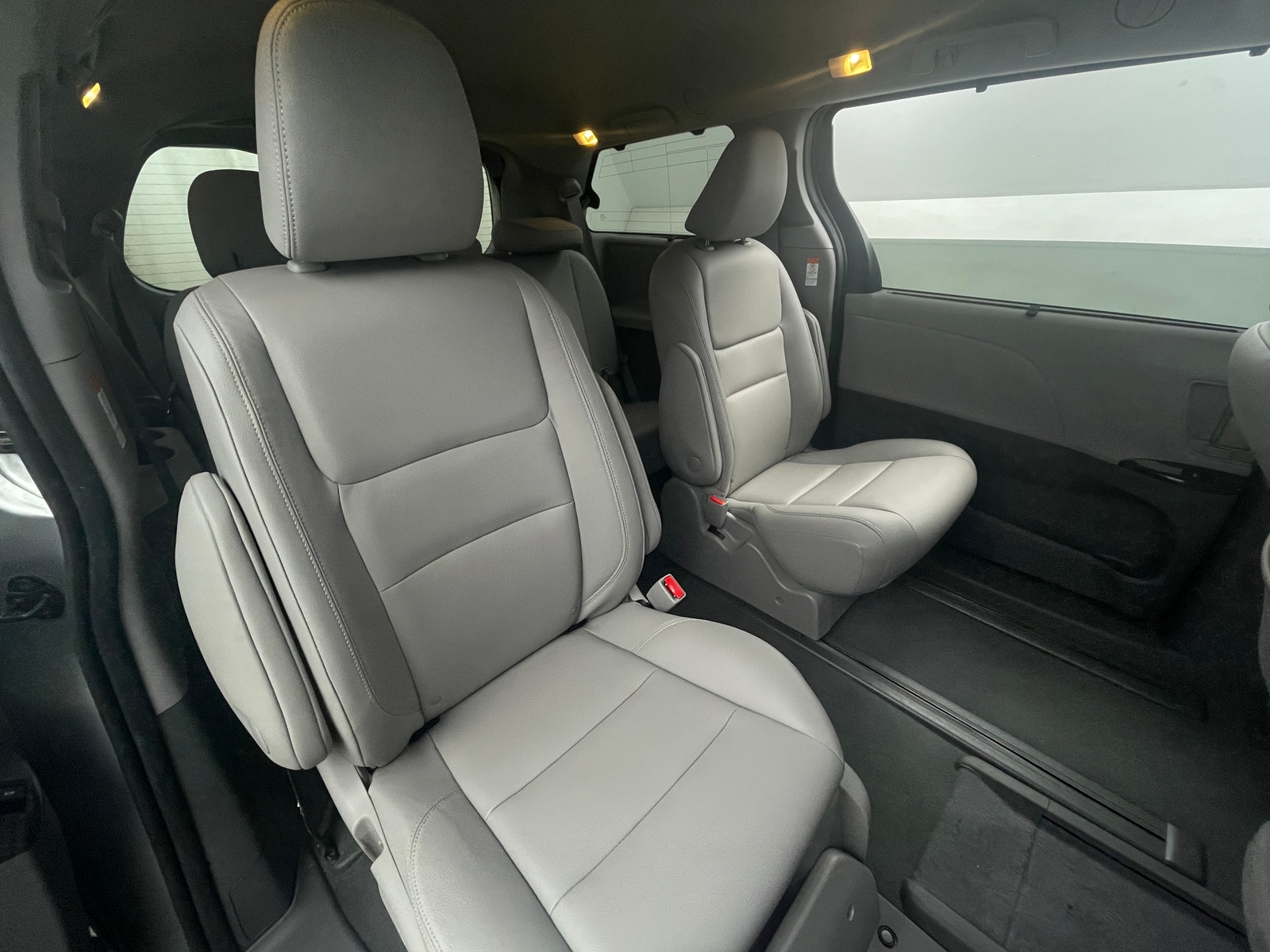 Thumbnail: 2020 Toyota Sienna - 6