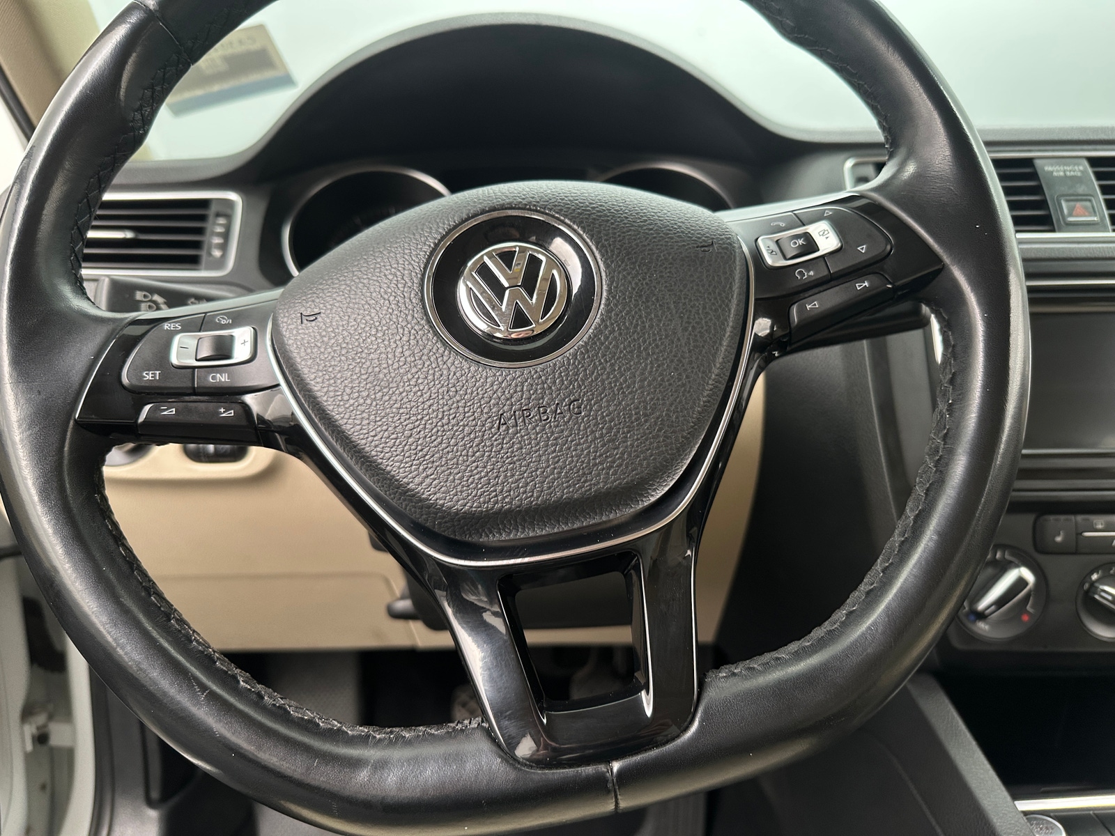 Thumbnail: 2017 Volkswagen Jetta - 4