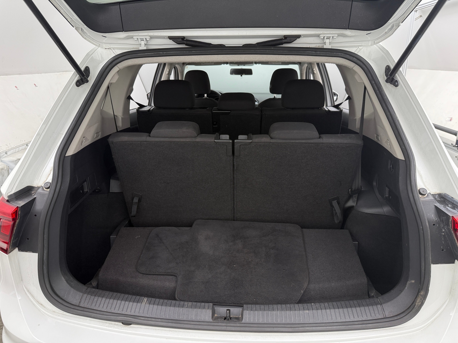 Thumbnail: 2018 Volkswagen Tiguan - 7