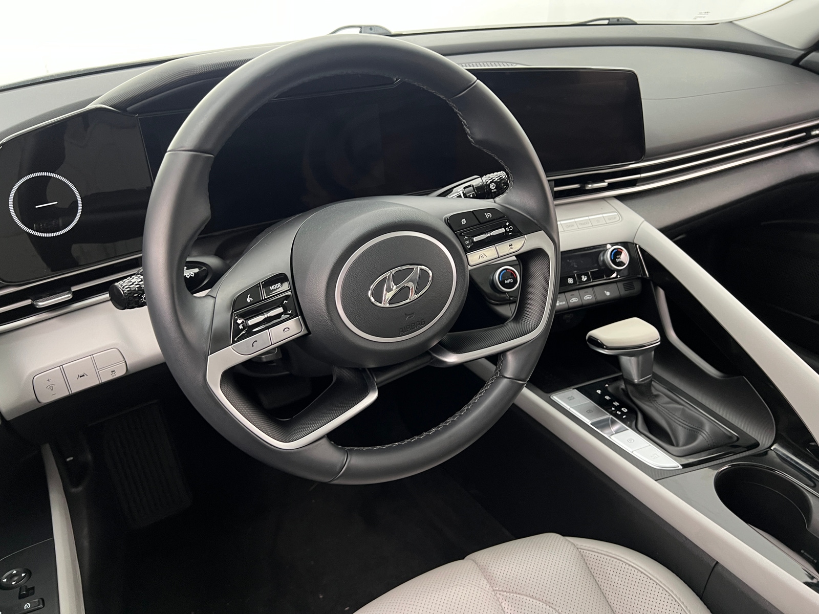 Thumbnail: 2023 Hyundai Elantra - 4