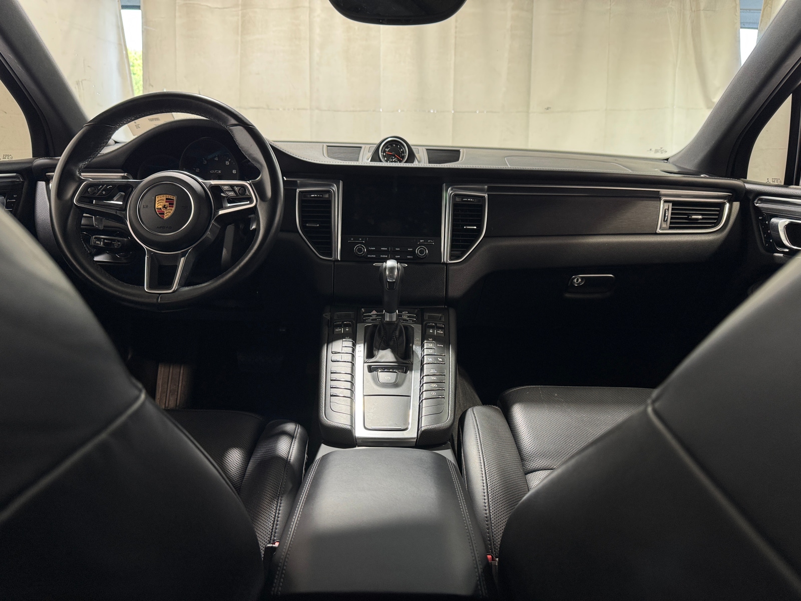 Thumbnail: 2018 Porsche Macan - 2