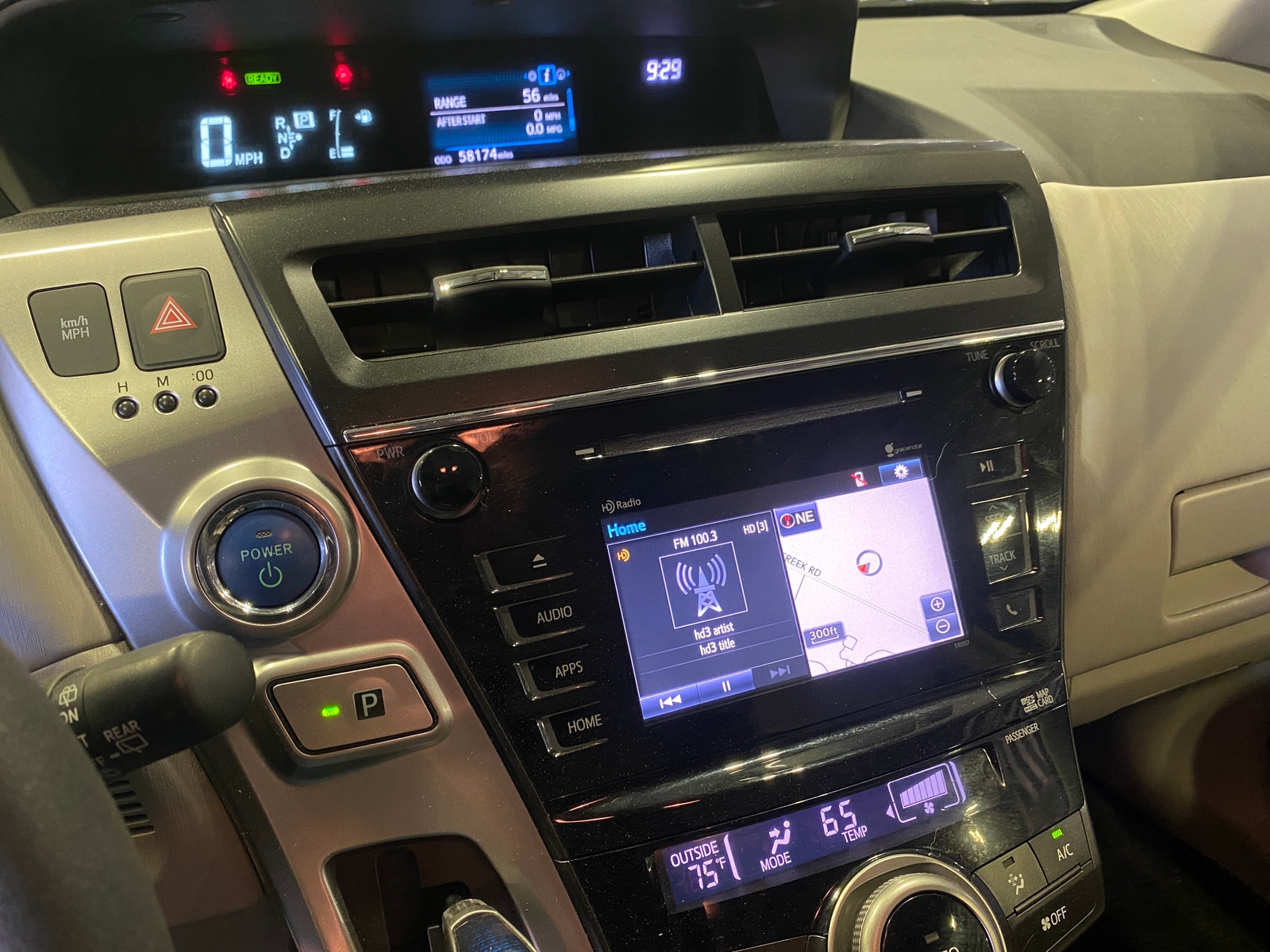Thumbnail: 2015 Toyota Prius v - 4