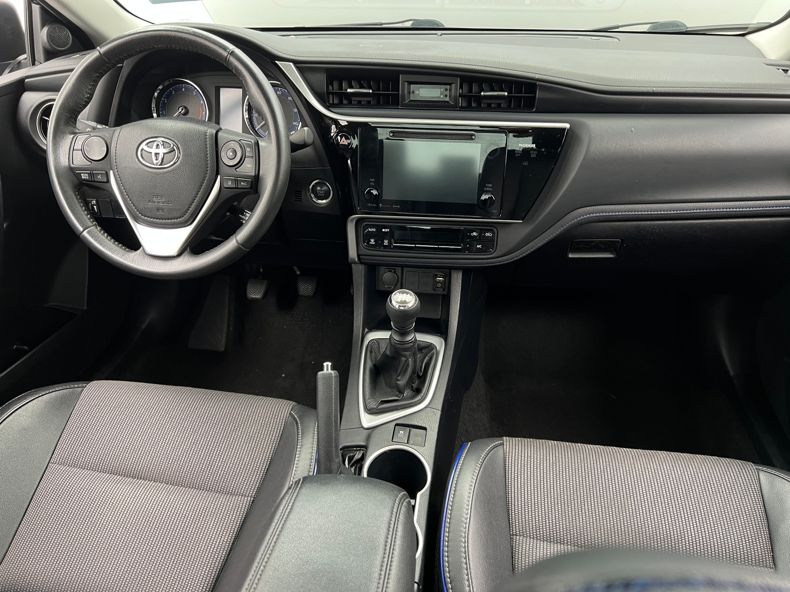 Thumbnail: 2017 Toyota Corolla - 2