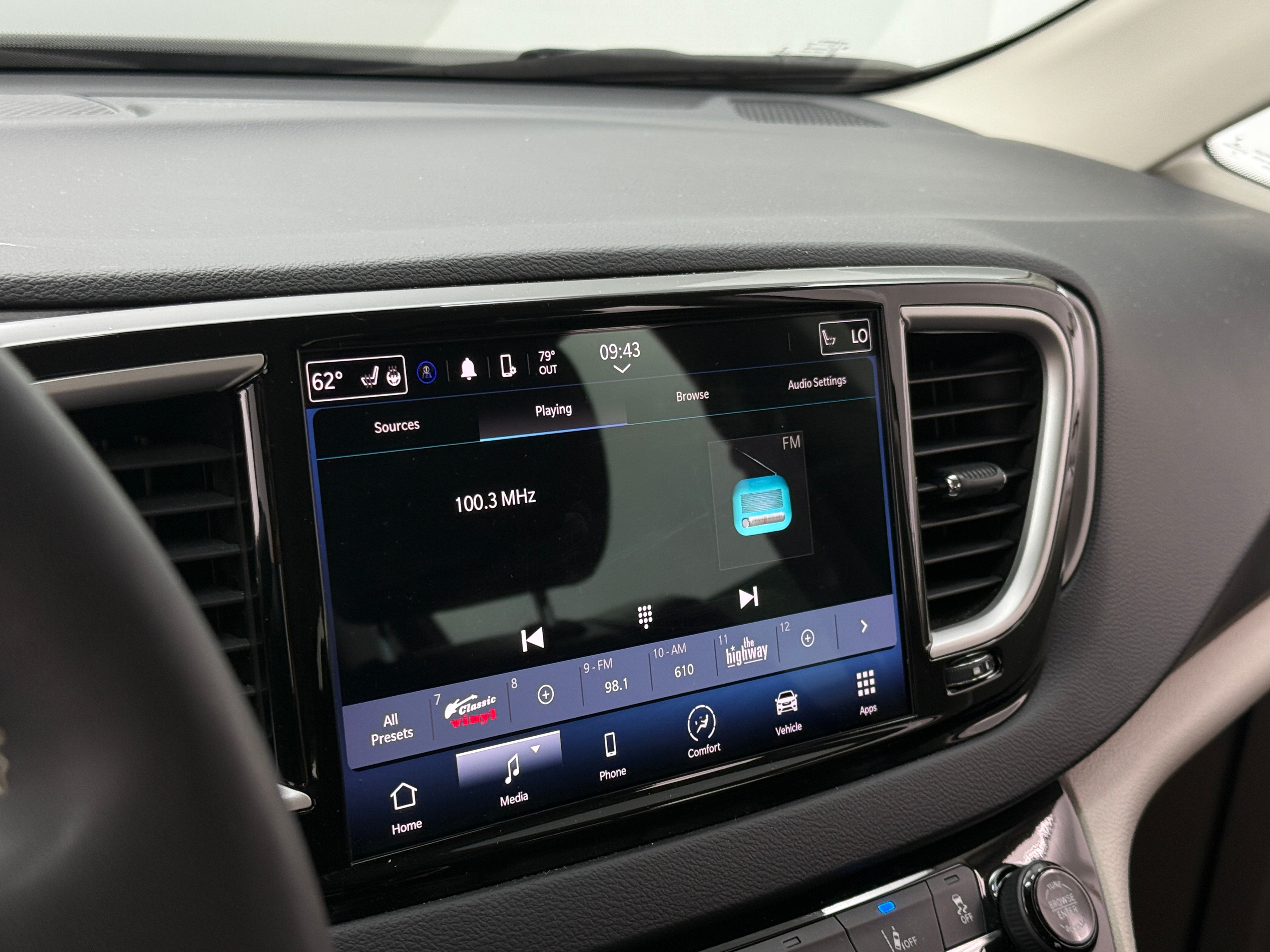 Thumbnail: 2023 Chrysler Pacifica - 3