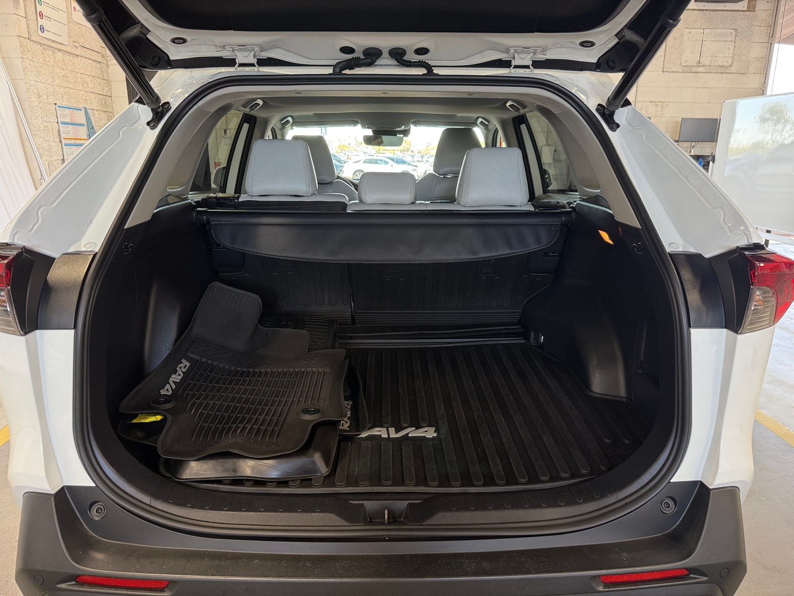 Thumbnail: 2019 Toyota RAV4 - 6