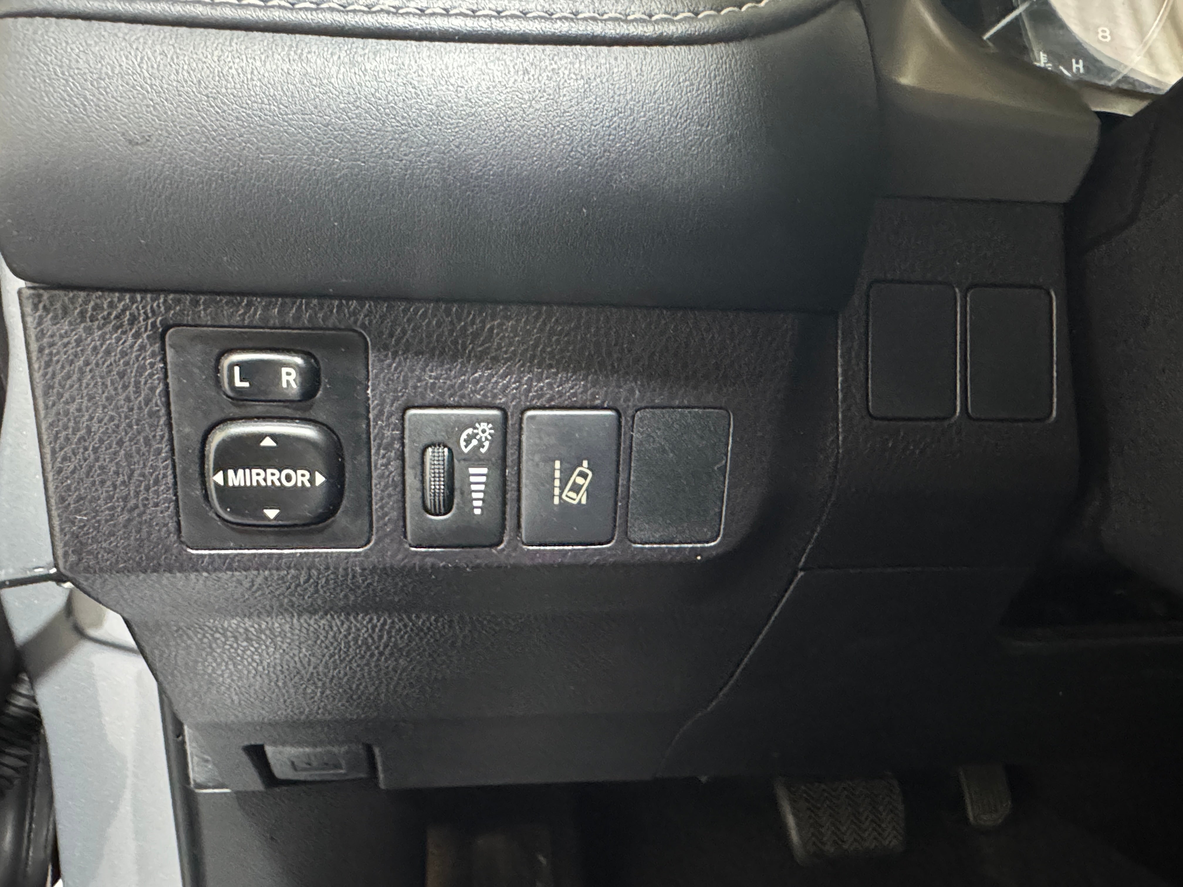 Used 2018 Toyota RAV4 XLE with VIN 2T3WFREV0JW484279 for sale in Oak Creek, WI