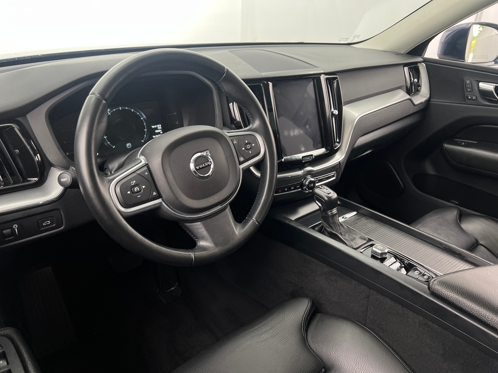 Thumbnail: 2019 Volvo XC60 - 3