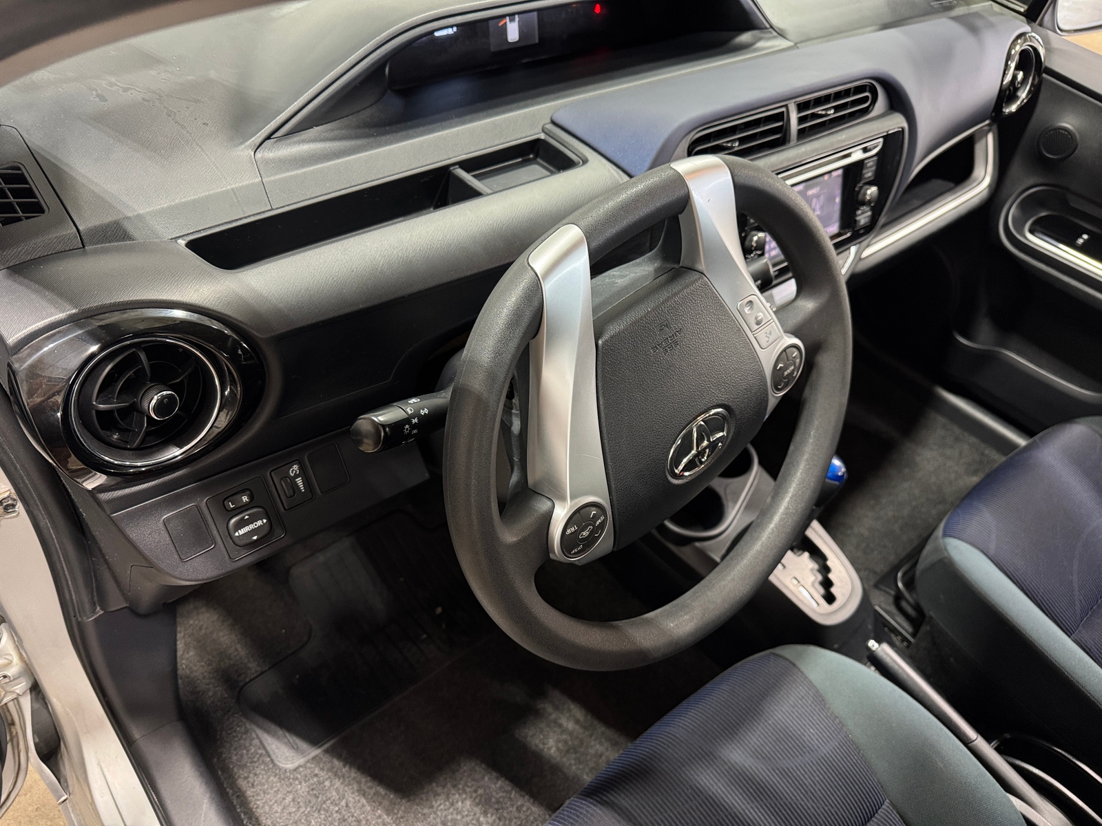Thumbnail: 2015 Toyota Prius c - 3