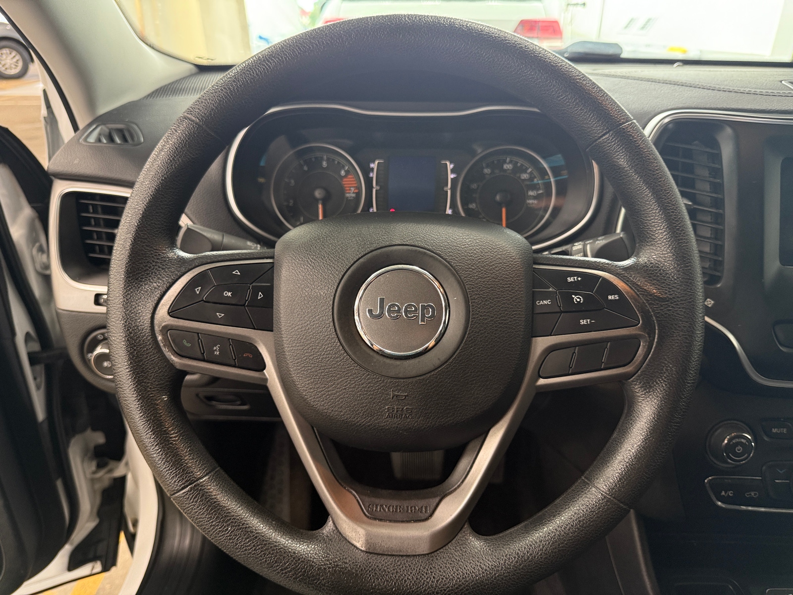 Thumbnail: 2019 Jeep Cherokee - 5