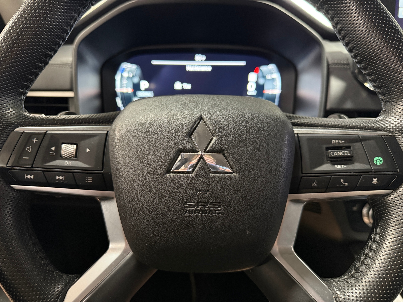 Thumbnail: 2023 Mitsubishi Outlander - 4