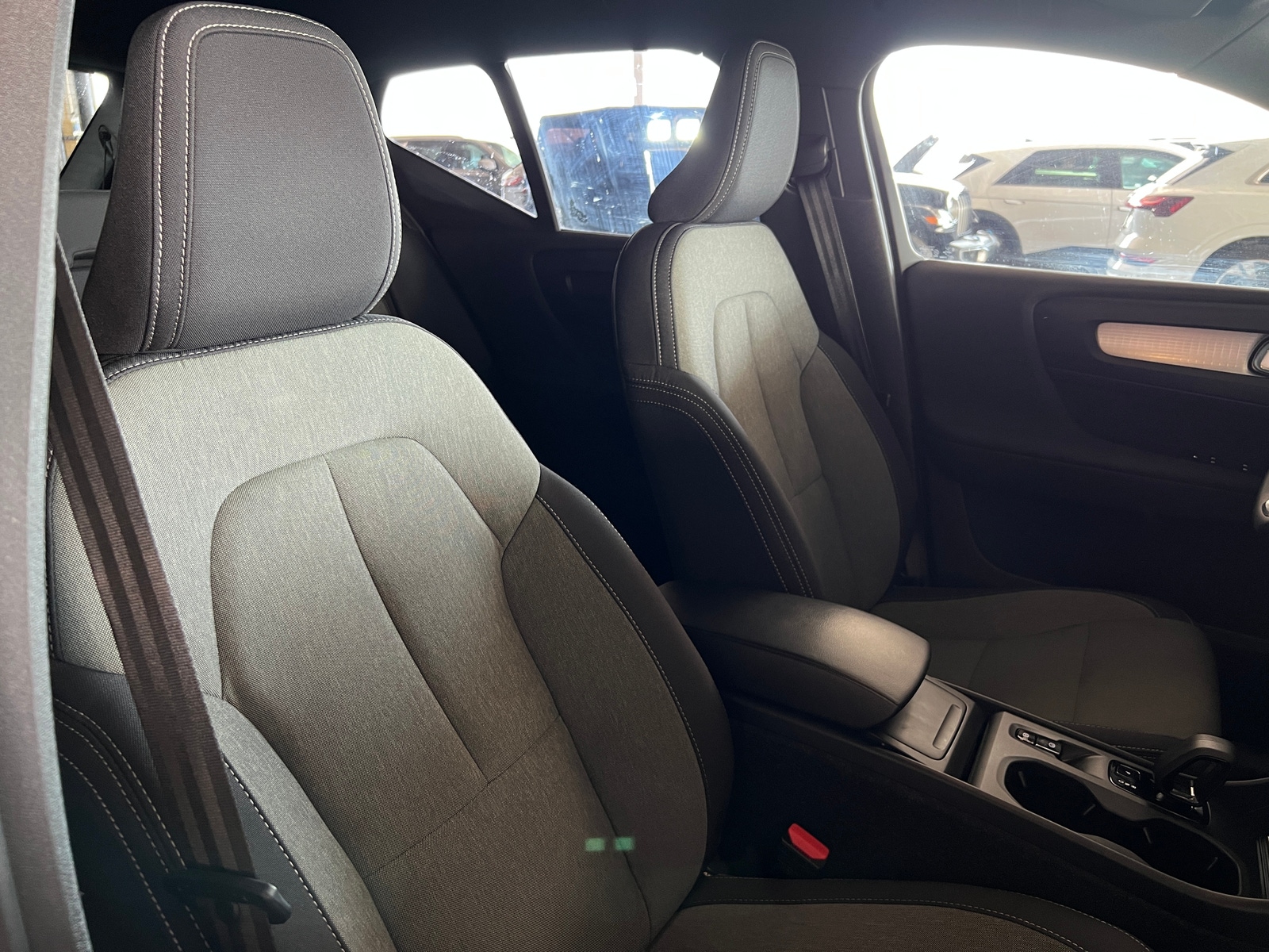 Thumbnail: 2023 Volvo XC40 - 2