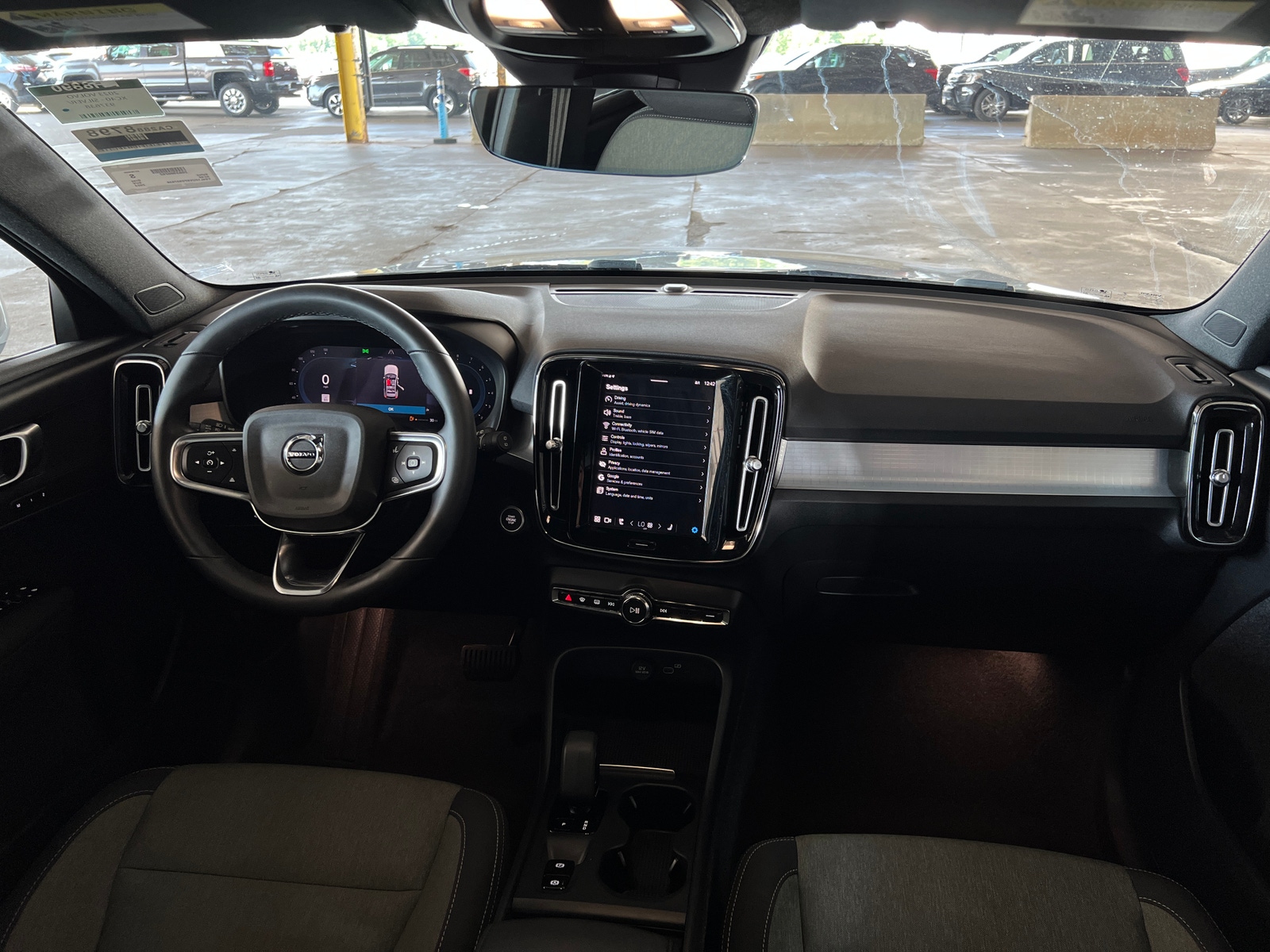 Thumbnail: 2023 Volvo XC40 - 3