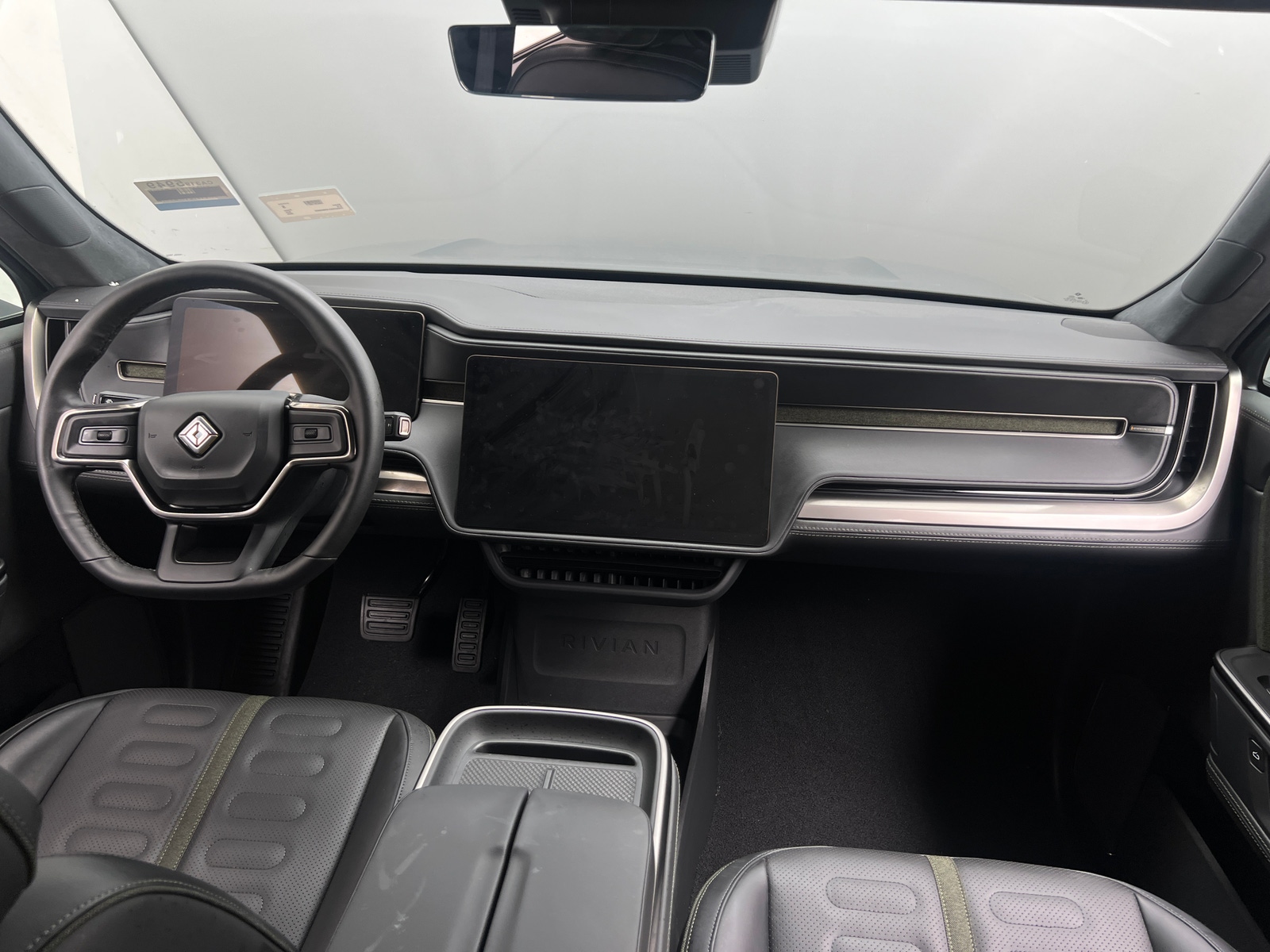 Thumbnail: 2025 Rivian R1S - 2