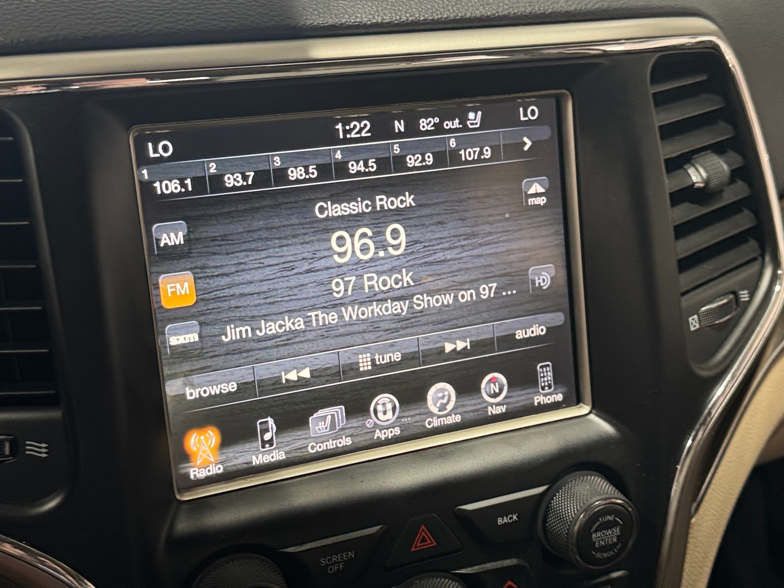 Thumbnail: 2017 Jeep Grand Cherokee - 3