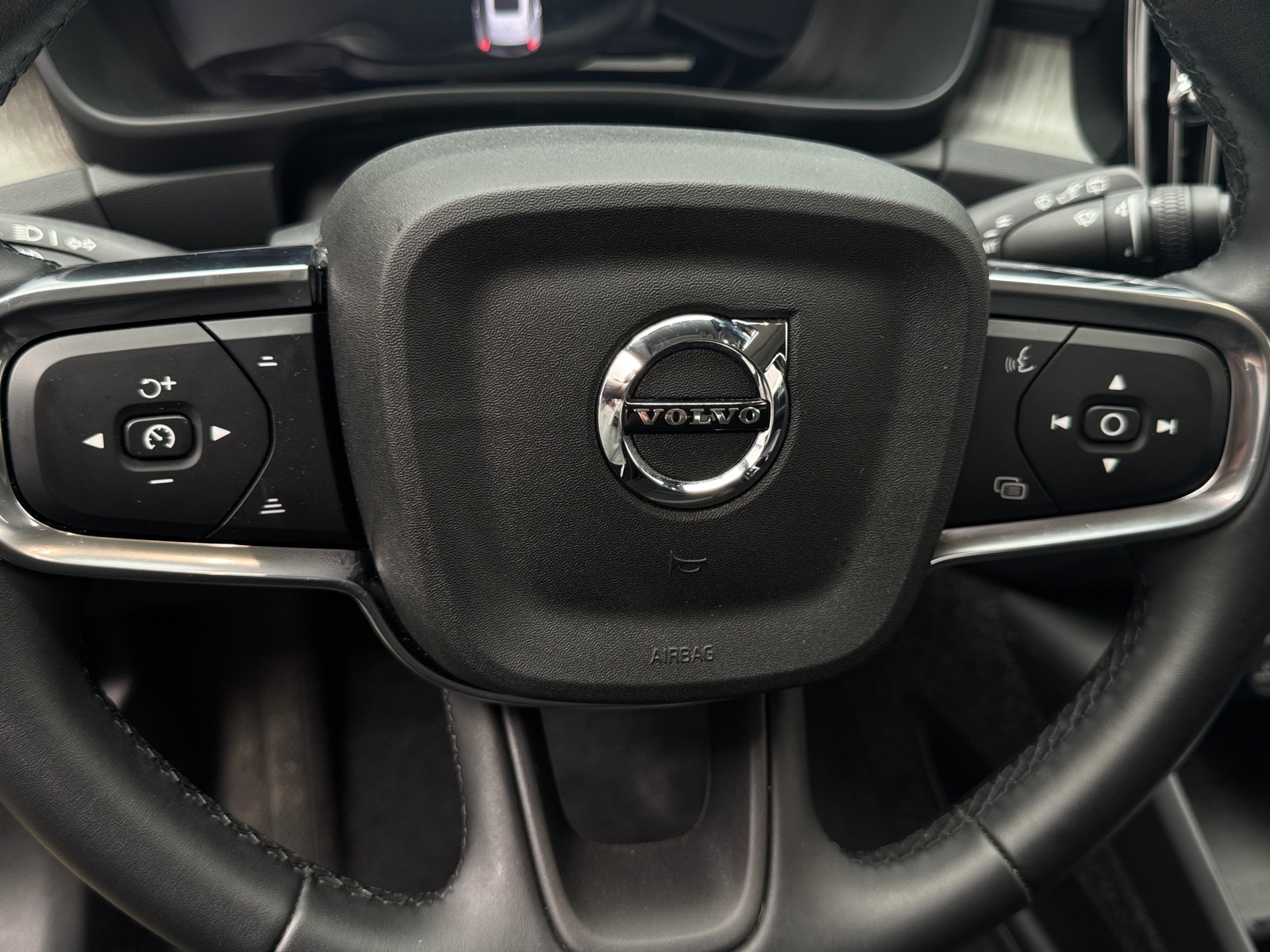 Thumbnail: 2025 Volvo XC40 - 4