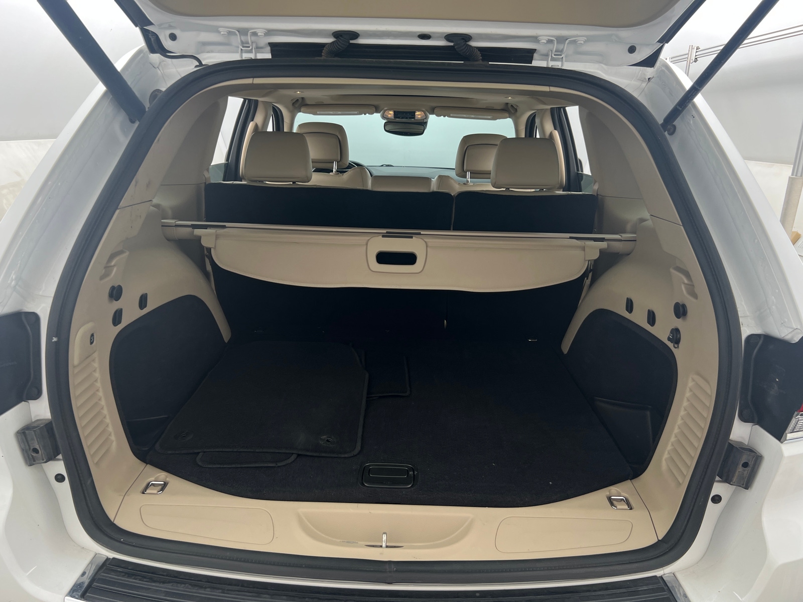 Thumbnail: 2020 Jeep Grand Cherokee - 6