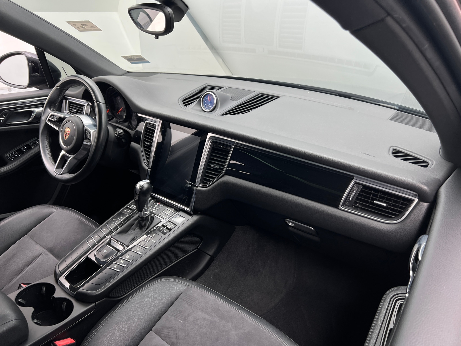 Thumbnail: 2017 Porsche Macan - 2