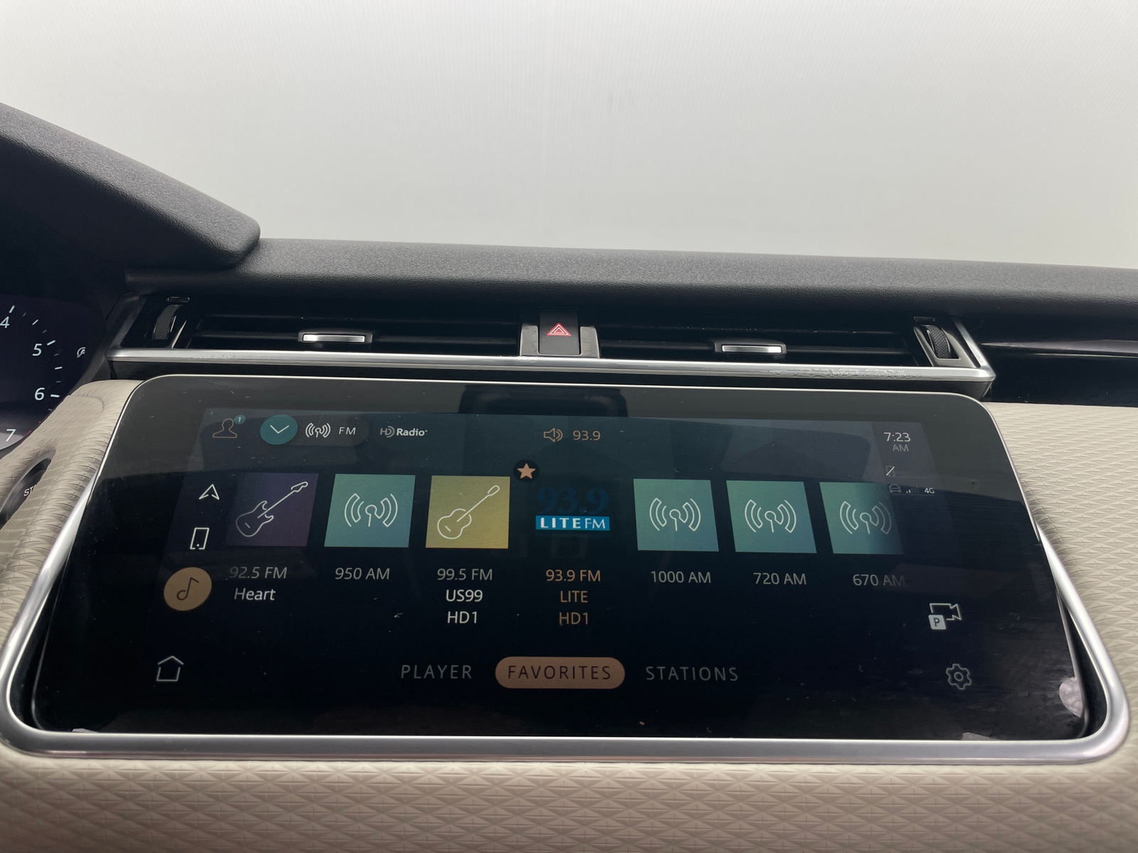 Thumbnail: 2021 Land Rover Range Rover Velar - 3