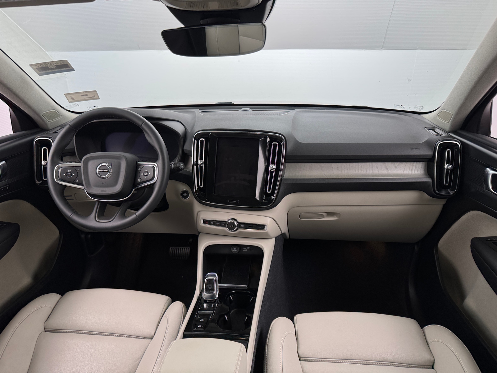 Thumbnail: 2024 Volvo XC40 - 2